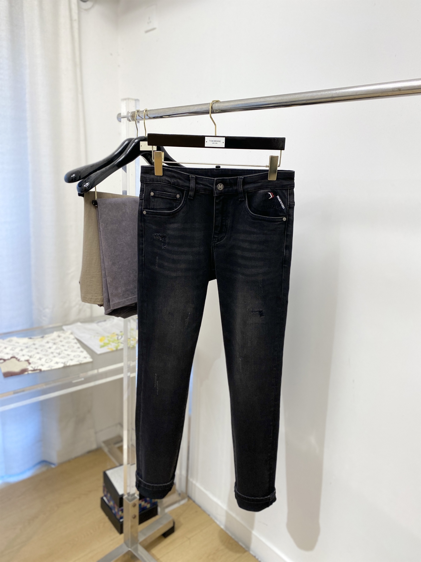  蒙*、2026最新品,专柜同步有售,原单狠货,水洗休闲牛仔裤,进口原版水洗弹力面料,舒适有弹性,原版五金辅料装饰lo  蒙*、2026最新品,专柜同步有售,原单狠货,水洗休闲牛仔裤,进口原版水洗弹力面料,舒适有弹性,原版五金辅料装饰lo