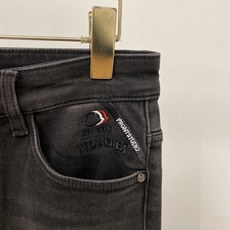  蒙*、2026最新品,专柜同步有售,原单狠货,水洗休闲牛仔裤,进口原版水洗弹力面料,舒适有弹性,原版五金辅料装饰lo  蒙*、2026最新品,专柜同步有售,原单狠货,水洗休闲牛仔裤,进口原版水洗弹力面料,舒适有弹性,原版五金辅料装饰lo