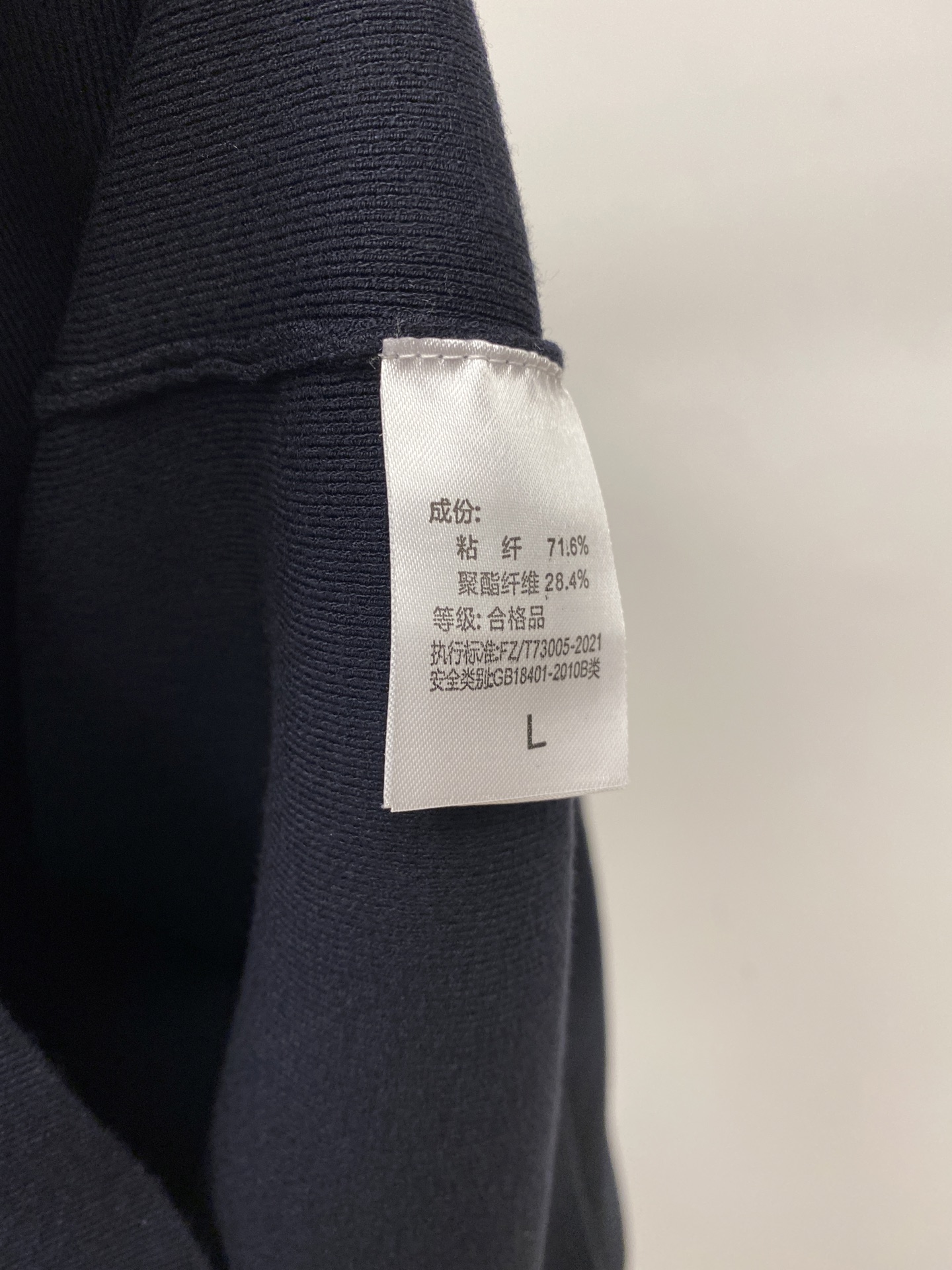 ￼ L*、2026新品针织长袖，帅气时尚，胸前顶级定织字母logo，简约百搭款。面料针织 不仅挺括，保持潮流的廓形，又穿