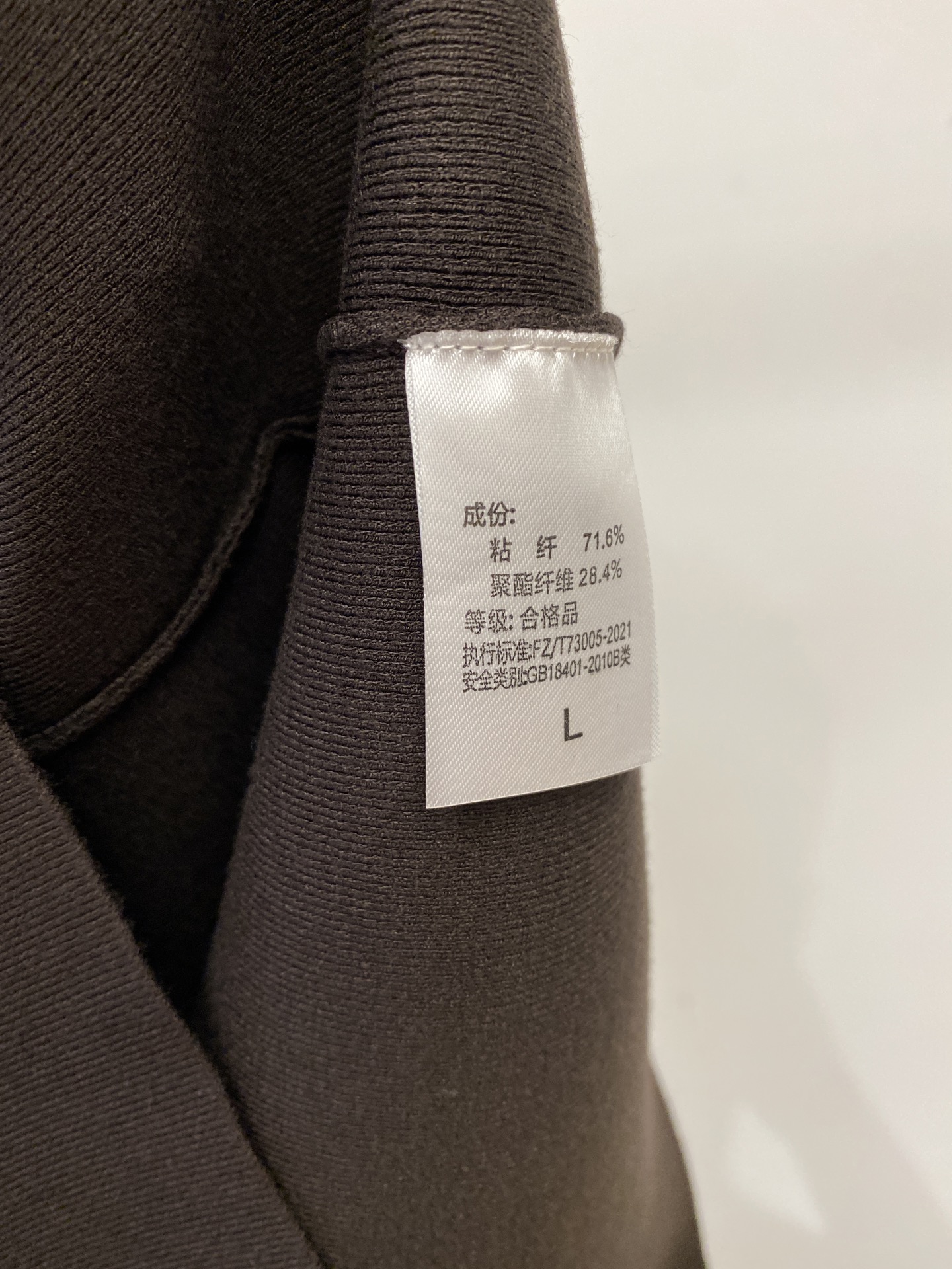 L*、2026新品针织长袖，帅气时尚，胸前顶级定织字母logo，简约百搭款。面料针织 不仅挺括，保持潮流的廓形，又穿着舒