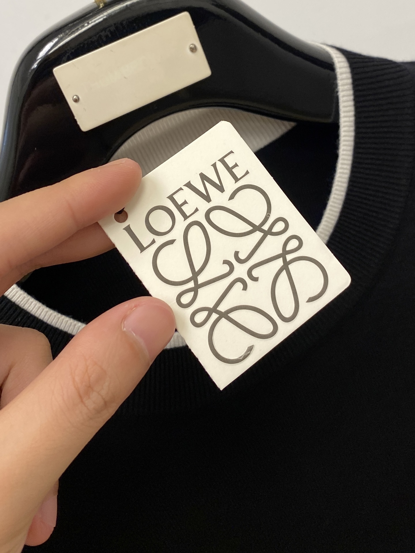 罗*、2026新品针织长袖，帅气时尚，胸前精致刺绣图案logo，简约百搭款。面料针织 不仅挺括，保持潮流的廓形，又穿着舒