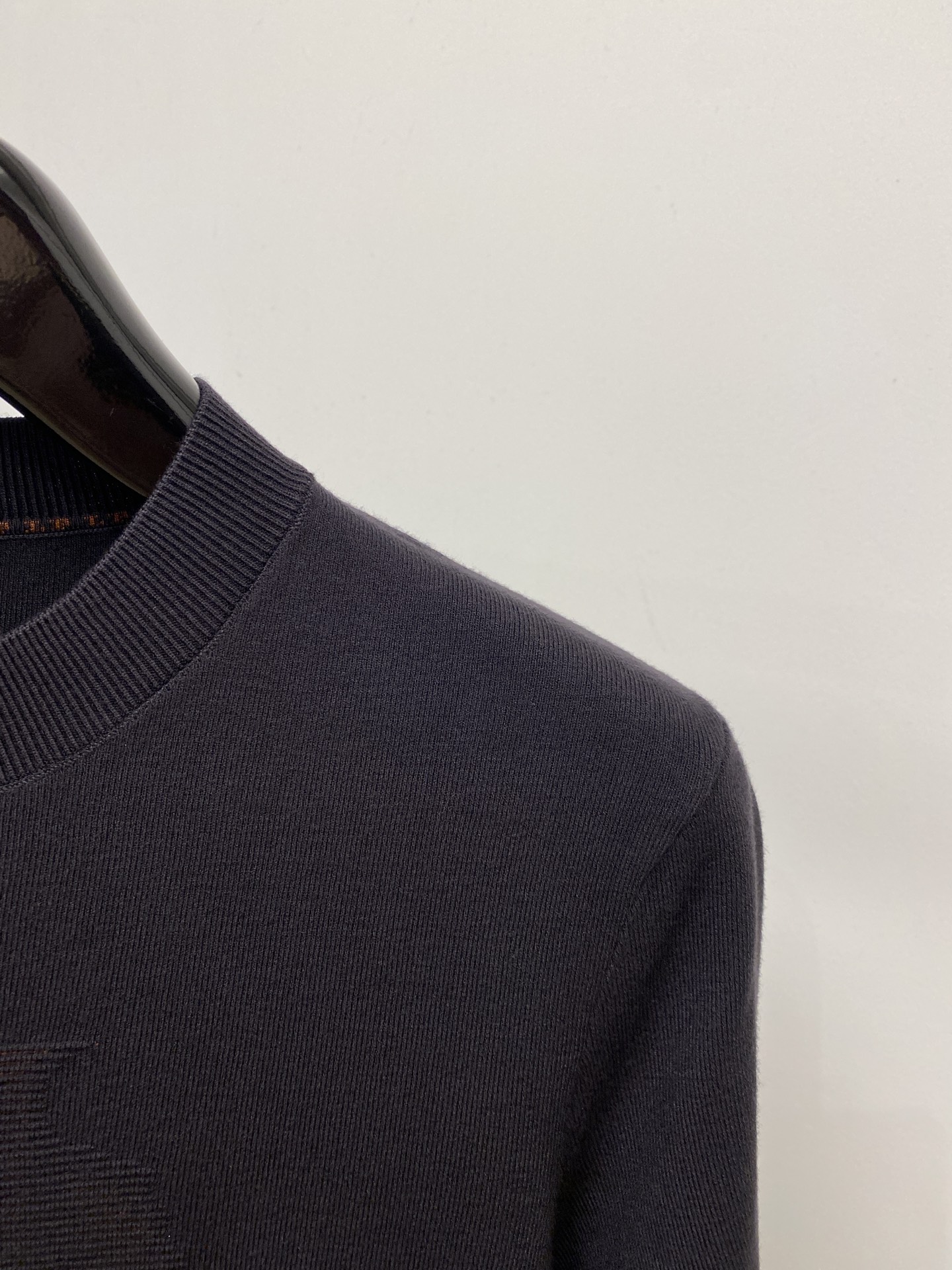 L*、2026新品针织短袖，帅气时尚，胸前顶级定织图案字母logo，简约百搭款。面料针织 不仅挺括，保持潮流的廓形，又穿
