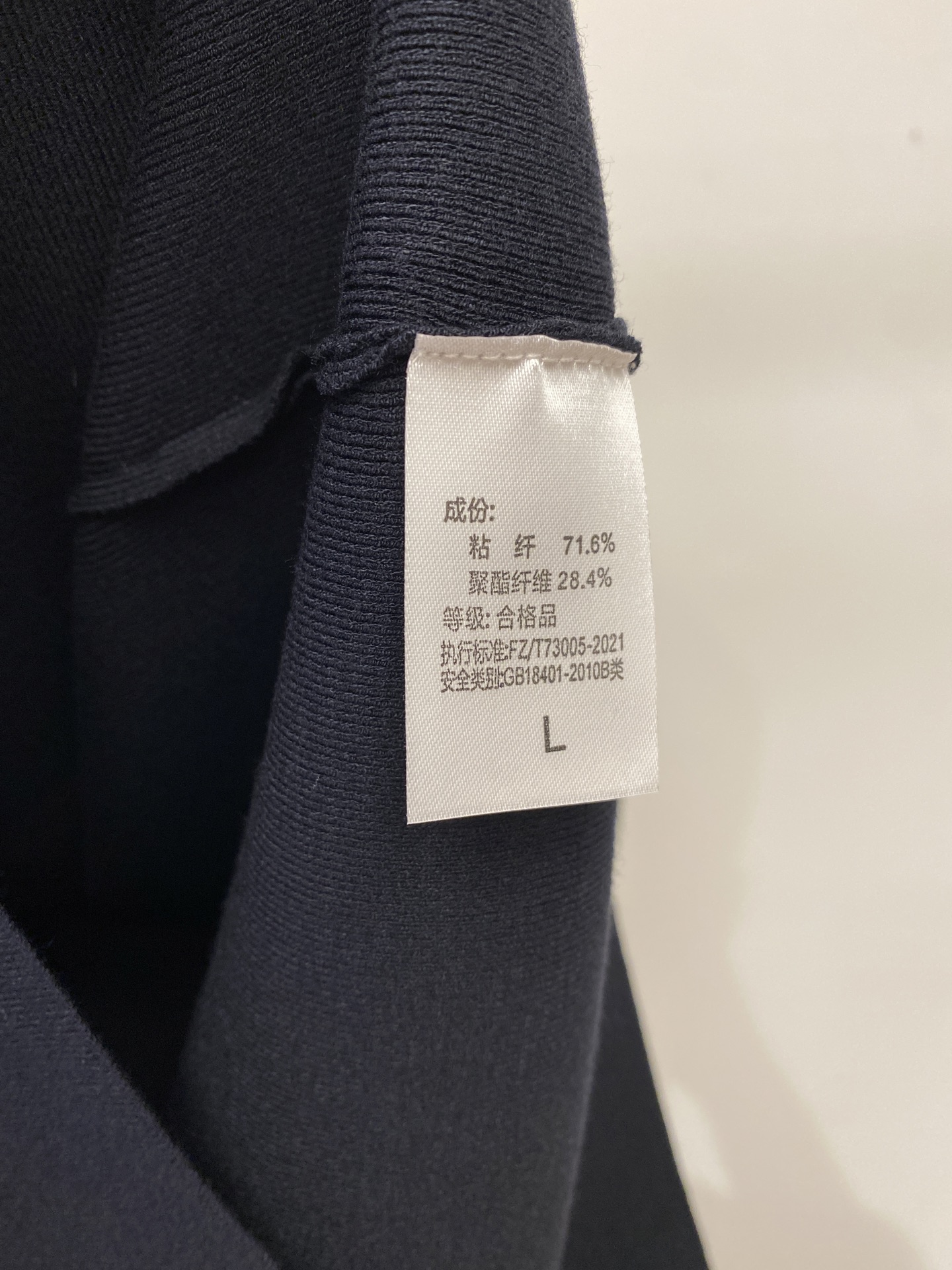 L*、2026新品针织短袖，帅气时尚，胸前顶级定织图案字母logo，简约百搭款。面料针织 不仅挺括，保持潮流的廓形，又穿