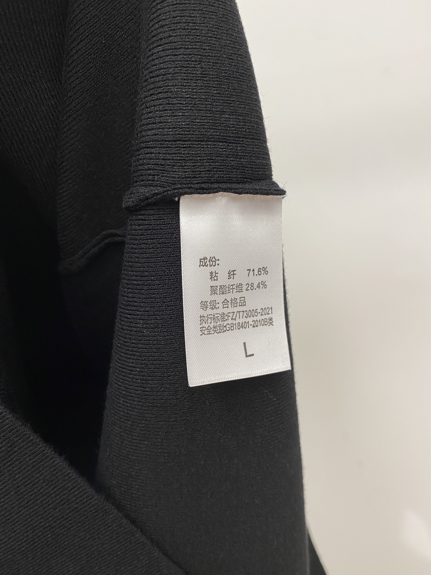 B*、2026新品针织短袖，帅气时尚，胸前设计凹凸印胶图案logo，简约百搭款。面料针织 不仅挺括，保持潮流的廓形，又穿