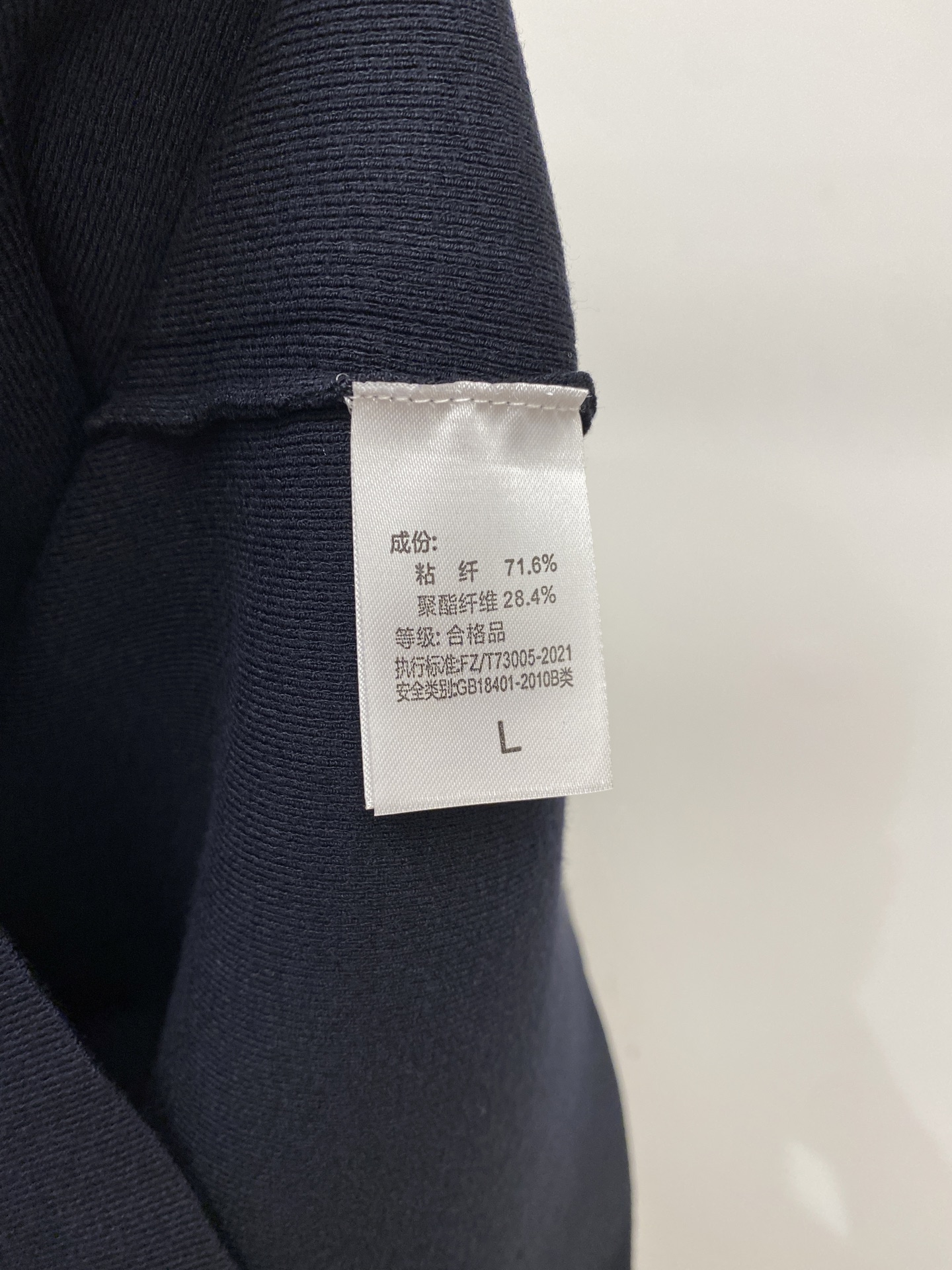 B*、2026新品针织短袖，帅气时尚，胸前设计凹凸印胶图案logo，简约百搭款。面料针织 不仅挺括，保持潮流的廓形，又穿