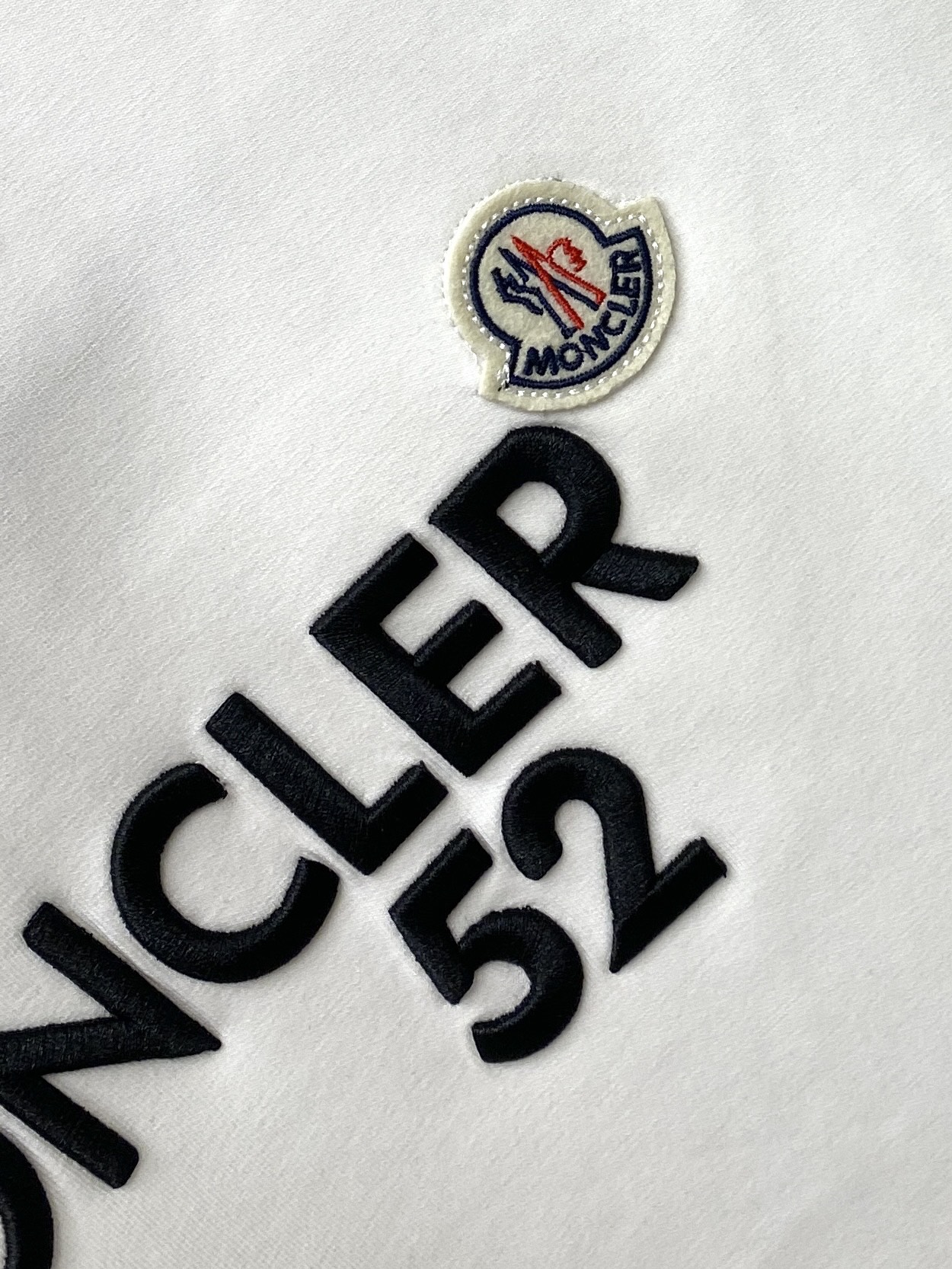 蒙*、2026新品卫衣，时尚帅气，简约百搭款，胸前精致刺绣图案字母logo，定制原版面料，不仅挺括，保持潮流的廓形，又穿