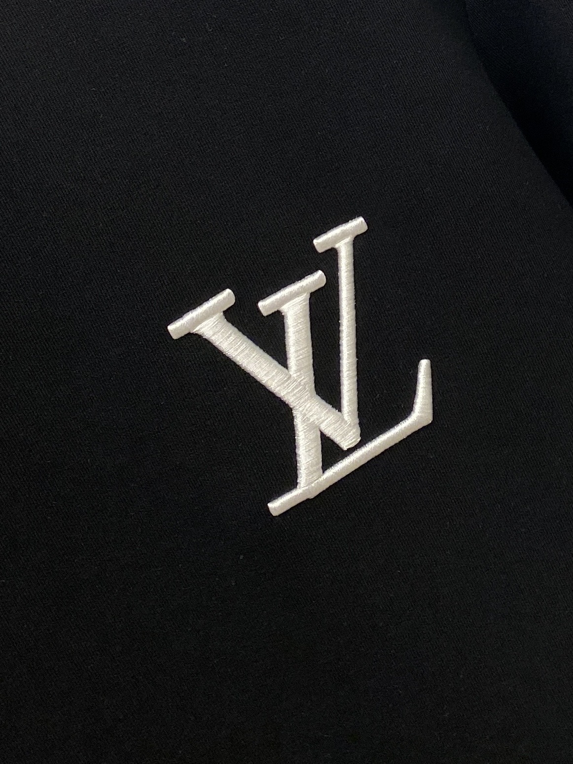 路*、2026新品卫衣，时尚帅气，简约百搭款，胸前精致刺绣字母logo，定制原版面料，不仅挺括，保持潮流的廓形，又穿着舒