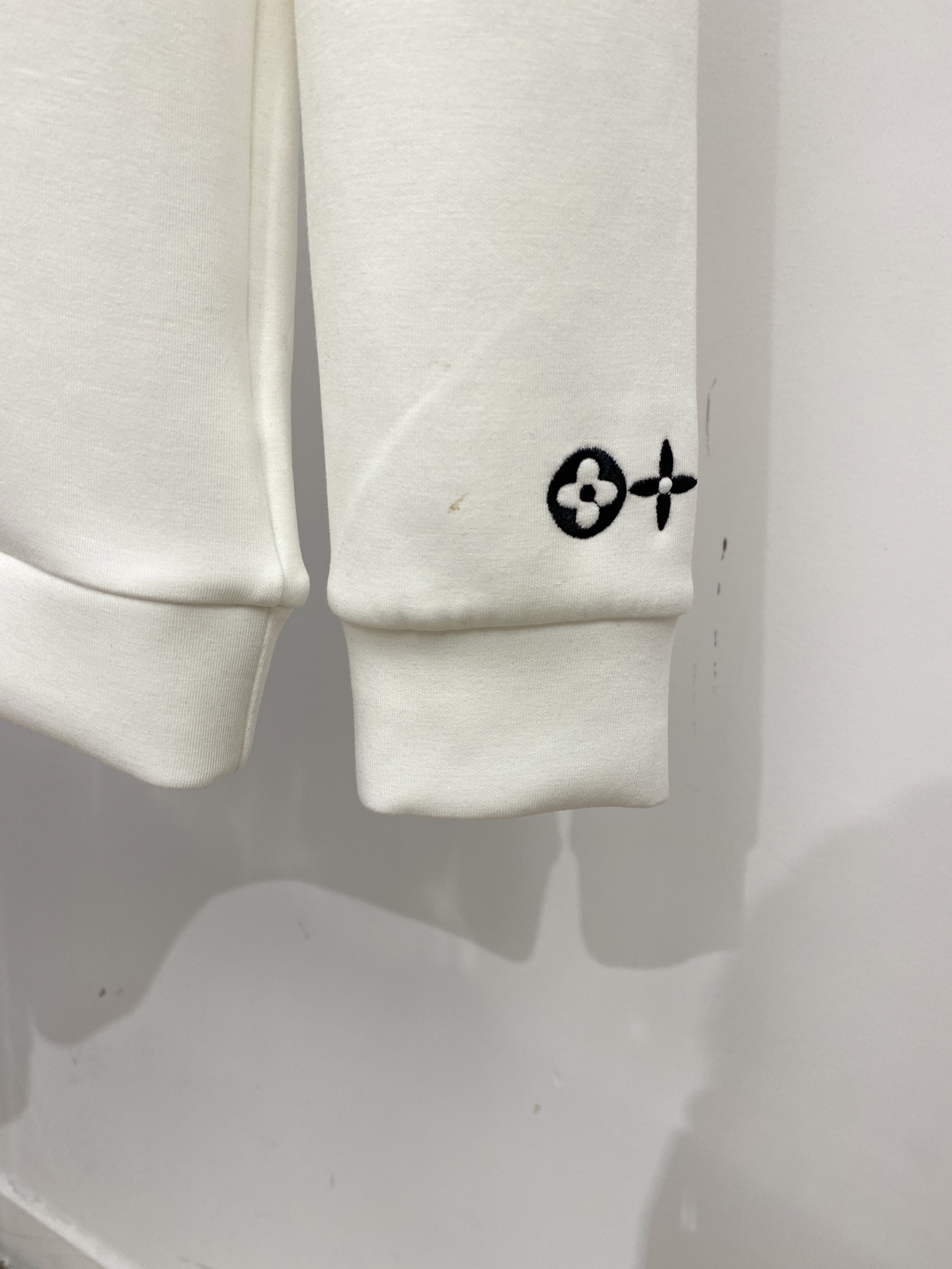 路*、2026新品卫衣，时尚帅气，简约百搭款，胸前精致刺绣字母logo，定制原版面料，不仅挺括，保持潮流的廓形，又穿着舒