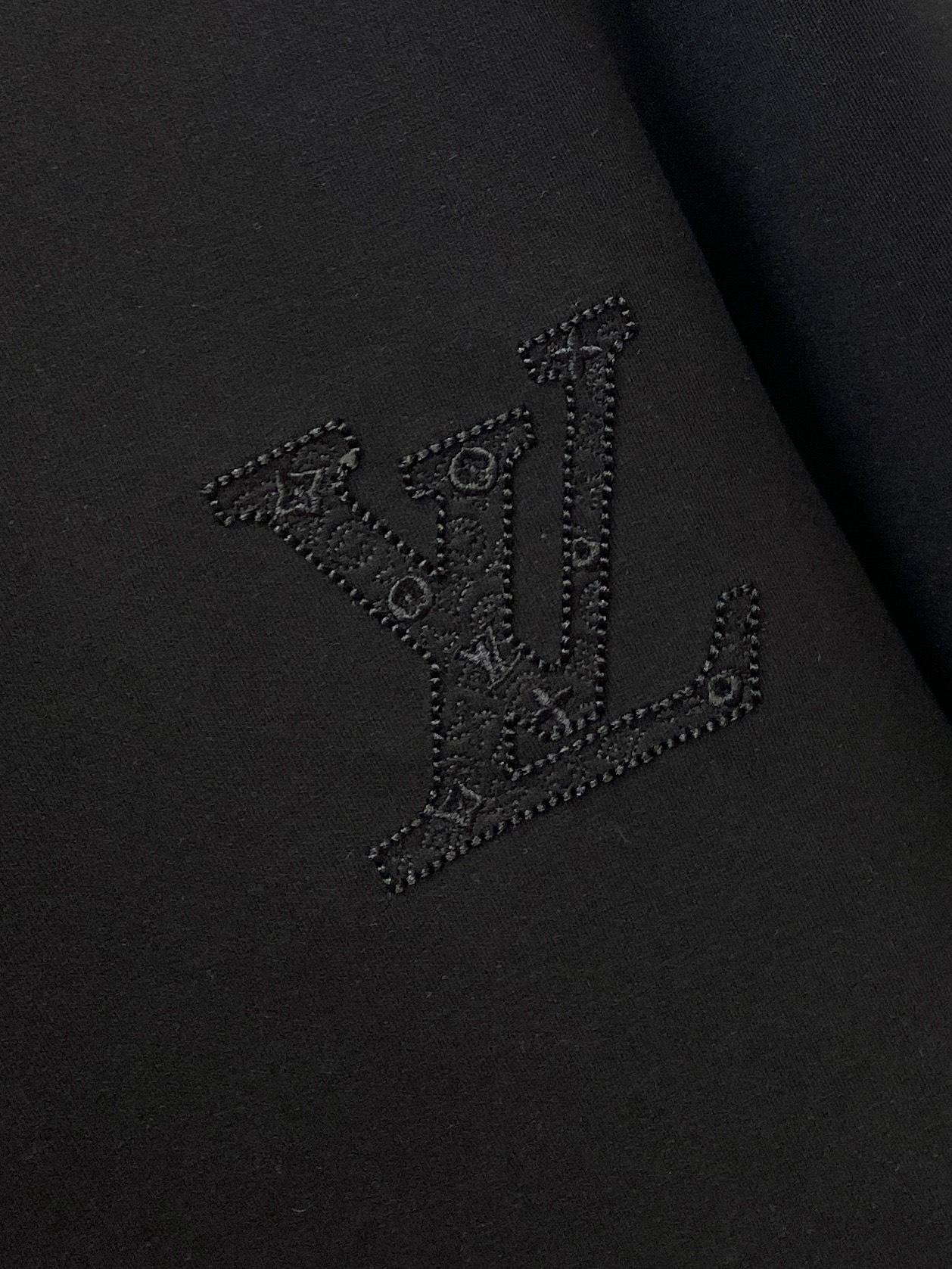 路*、2026新品卫衣，时尚帅气，简约百搭款，胸前精致刺绣字母logo，定制原版面料，不仅挺括，保持潮流的廓形，又穿着舒