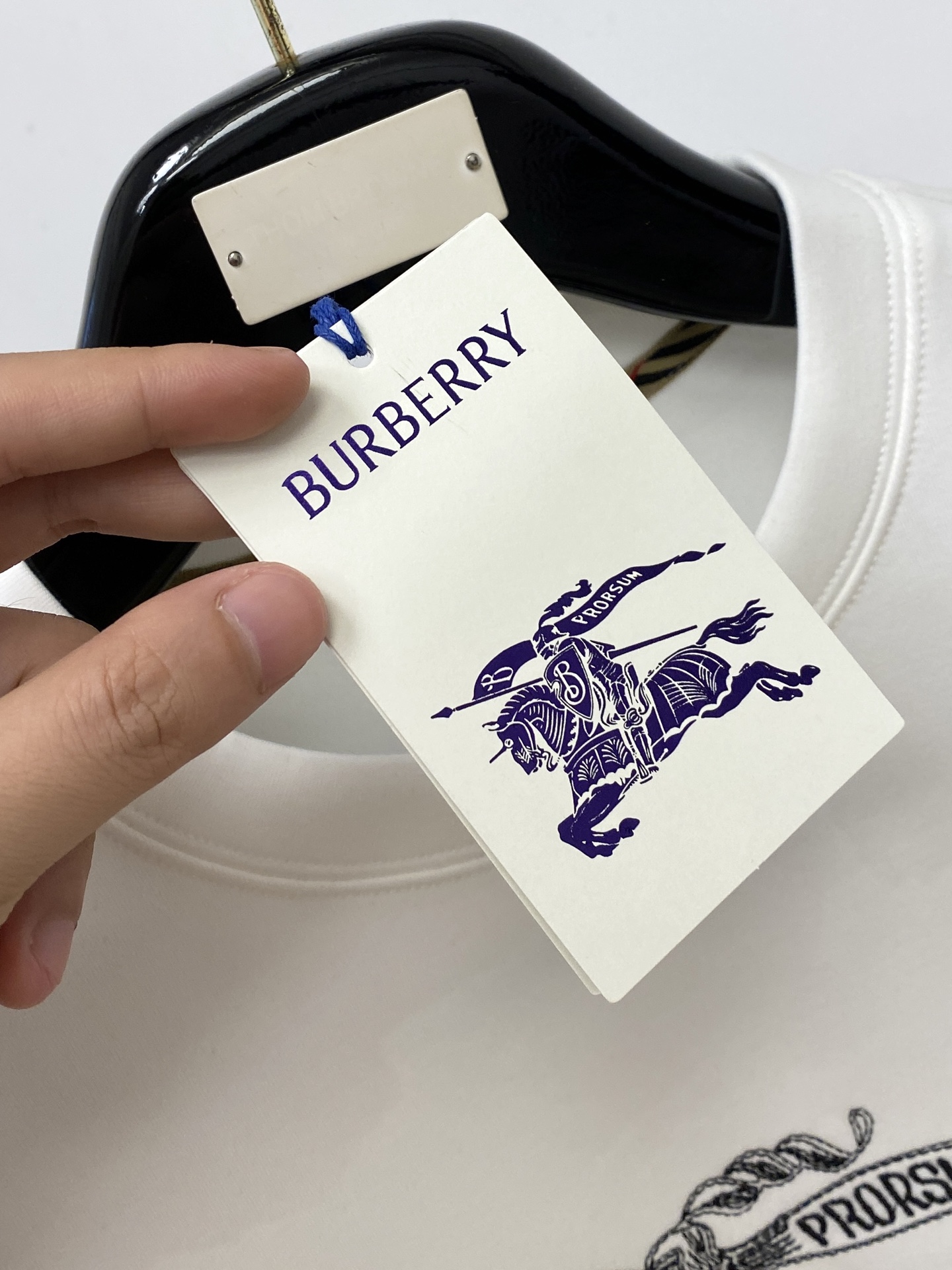 ￼ 巴*、2026新品卫衣，时尚帅气，简约百搭款，胸前精致刺绣图案logo，定制原版面料，不仅挺括，保持潮流的廓形，又穿