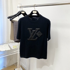  路*、2026新品针织短袖,帅气时尚,胸前刺绣装饰字母图案logo,简约百搭款。面料针织 不仅挺括,保持潮流的廓形,  路*、2026新品针织短袖,帅气时尚,胸前刺绣装饰字母图案logo,简约百搭款。面料针织 不仅挺括,保持潮流的廓形,