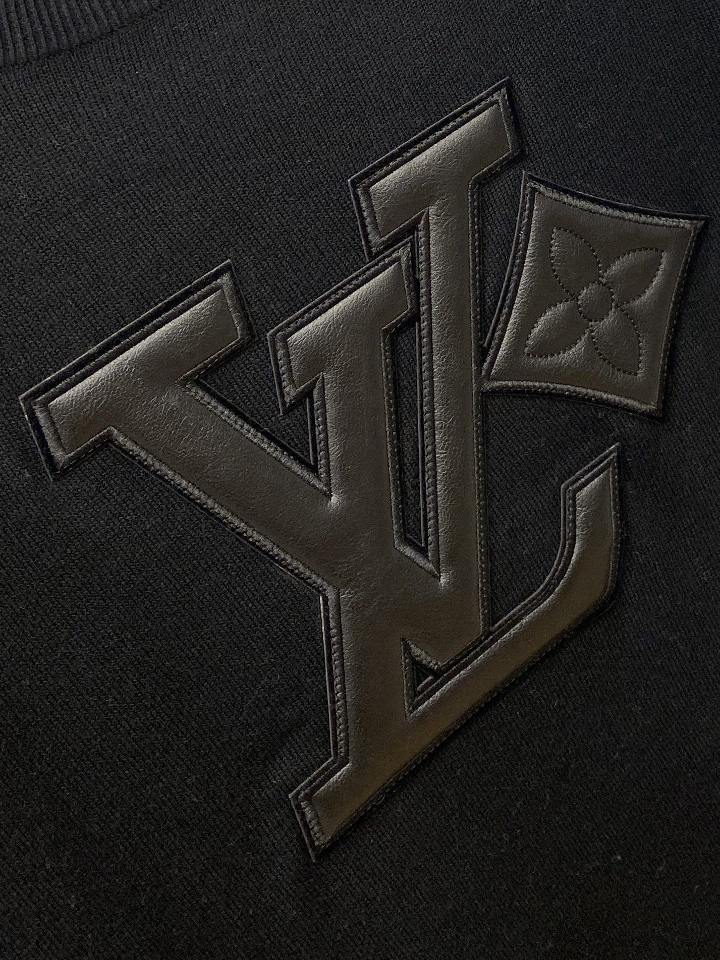 ￼ 路*、2026新品针织短袖，帅气时尚，胸前刺绣装饰字母图案logo，简约百搭款。面料针织 不仅挺括，保持潮流的廓形，