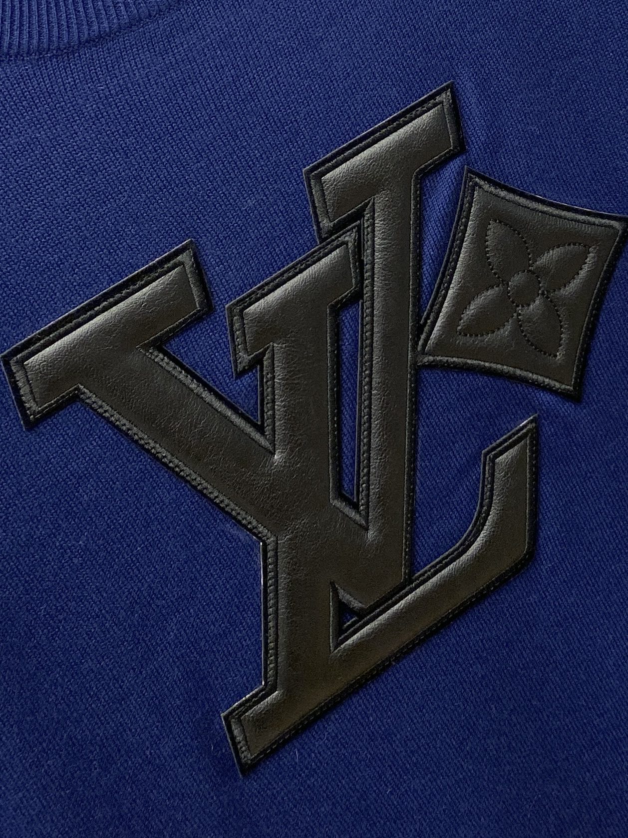 路*、2026新品针织短袖，帅气时尚，胸前刺绣装饰字母图案logo，简约百搭款。面料针织 不仅挺括，保持潮流的廓形，又穿