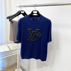 路*、2026新品针织短袖,帅气时尚,胸前刺绣装饰字母图案logo,简约百搭款。面料针织 不仅挺括,保持潮流的廓形,又穿 路*、2026新品针织短袖,帅气时尚,胸前刺绣装饰字母图案logo,简约百搭款。面料针织 不仅挺括,保持潮流的廓形,又穿