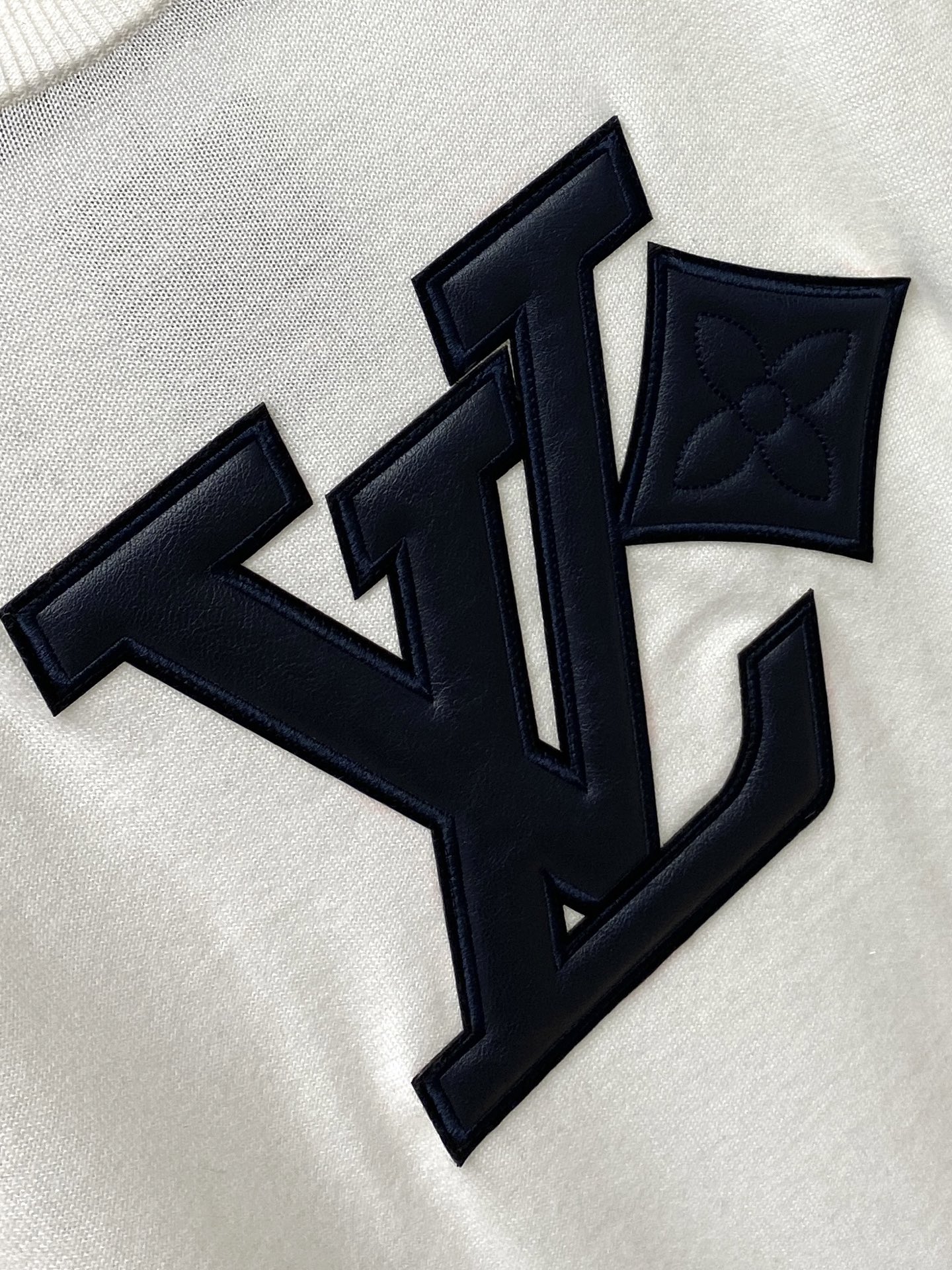 路*、2026新品针织短袖，帅气时尚，胸前刺绣装饰字母图案logo，简约百搭款。面料针织 不仅挺括，保持潮流的廓形，又穿