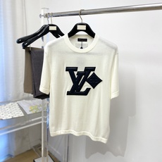 路*、2026新品针织短袖,帅气时尚,胸前刺绣装饰字母图案logo,简约百搭款。面料针织 不仅挺括,保持潮流的廓形,又穿 路*、2026新品针织短袖,帅气时尚,胸前刺绣装饰字母图案logo,简约百搭款。面料针织 不仅挺括,保持潮流的廓形,又穿