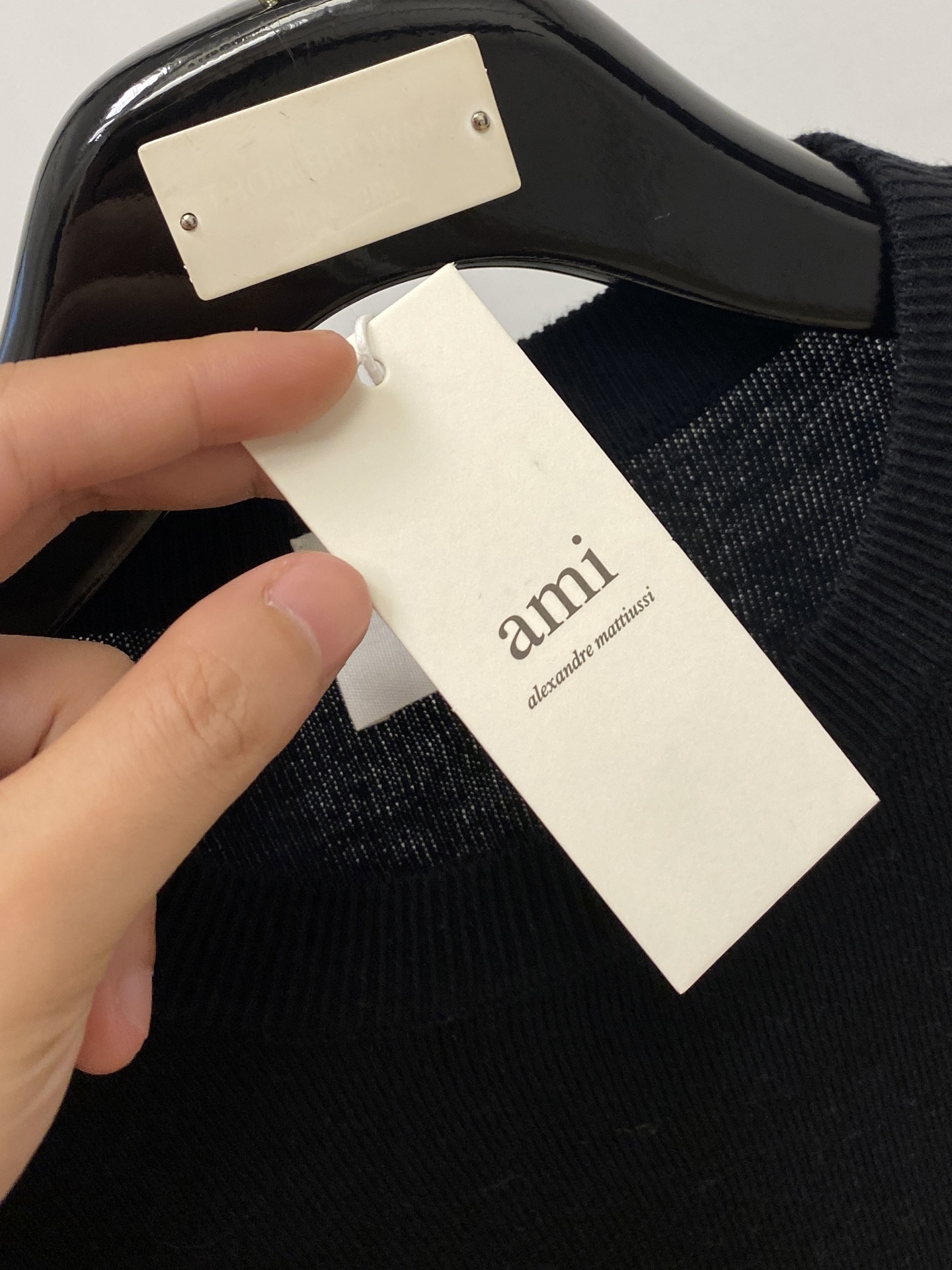 a*、2026新品针织短袖，帅气时尚，胸前精致刺绣字母图案logo，简约百搭款。面料针织 不仅挺括，保持潮流的廓形，又穿