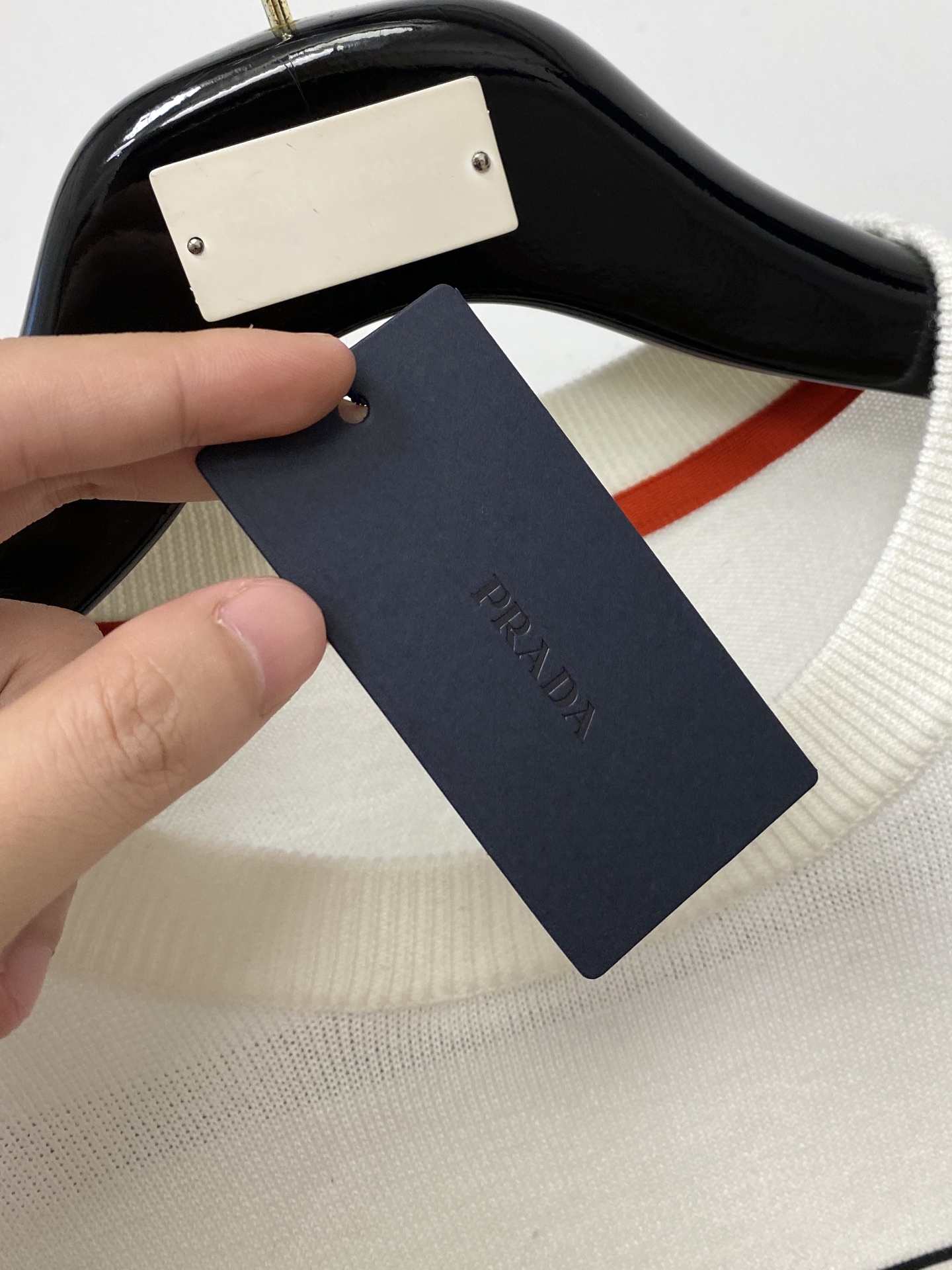 普*、2026新品针织短袖，帅气时尚，胸前五金装饰三角标logo，简约百搭款。面料针织 不仅挺括，保持潮流的廓形，又穿着