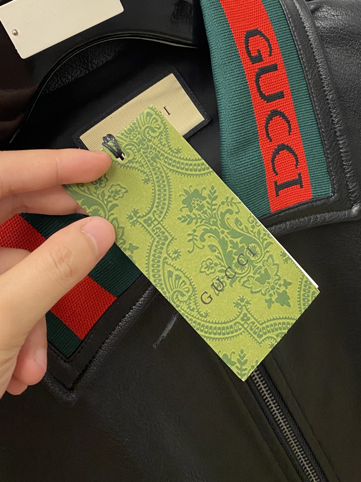 古*、2026新品Pu皮夹克外套，时尚帅气，简约百搭款，领口顶级定织字母logo，定制原版面料，不仅挺括，保持潮流的廓形