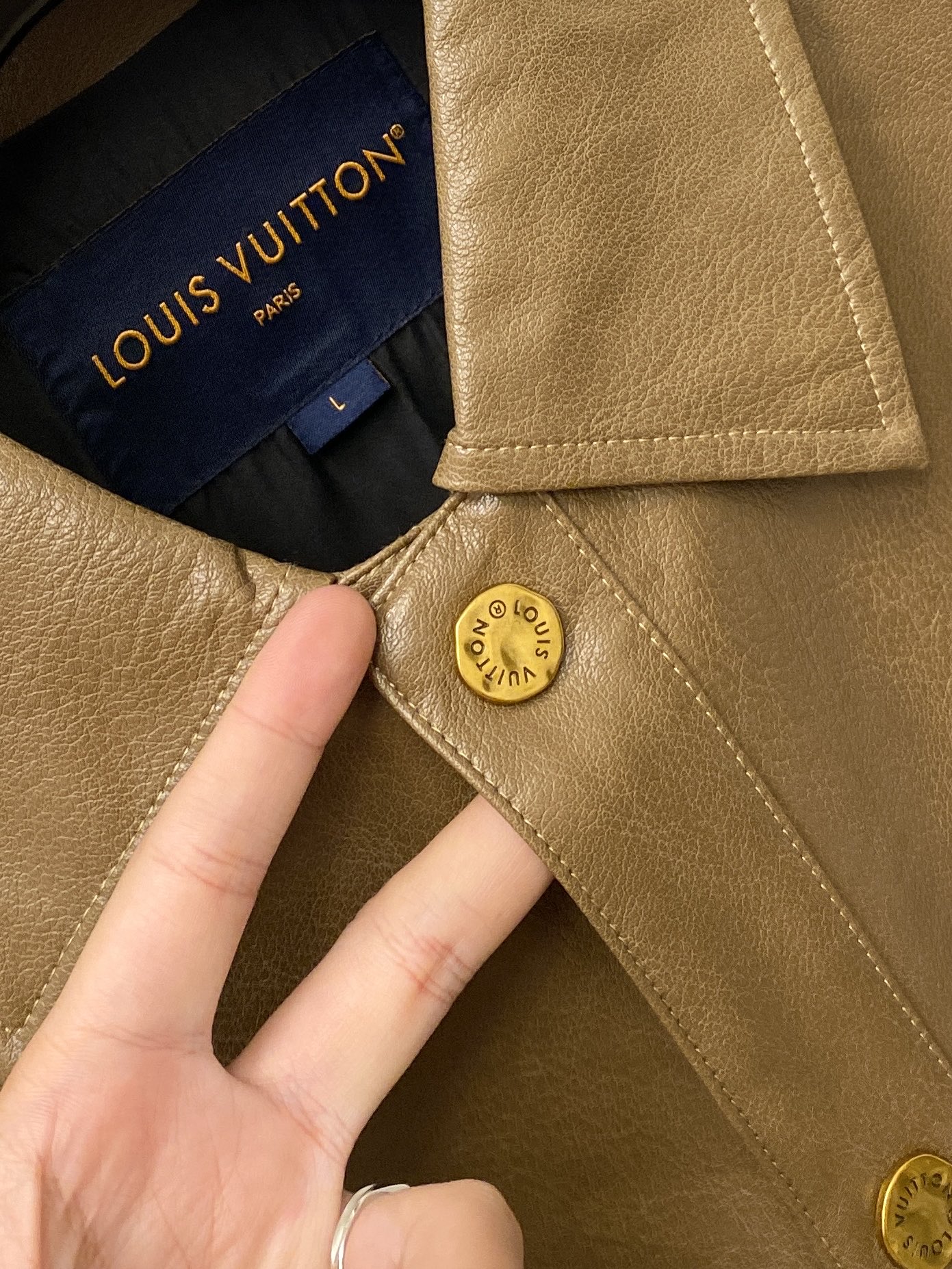 路*、2026新品Pu皮夹克外套，时尚帅气，简约百搭款，两侧设计凹凸字母图案logo，定制原版面料，不仅挺括，保持潮流的