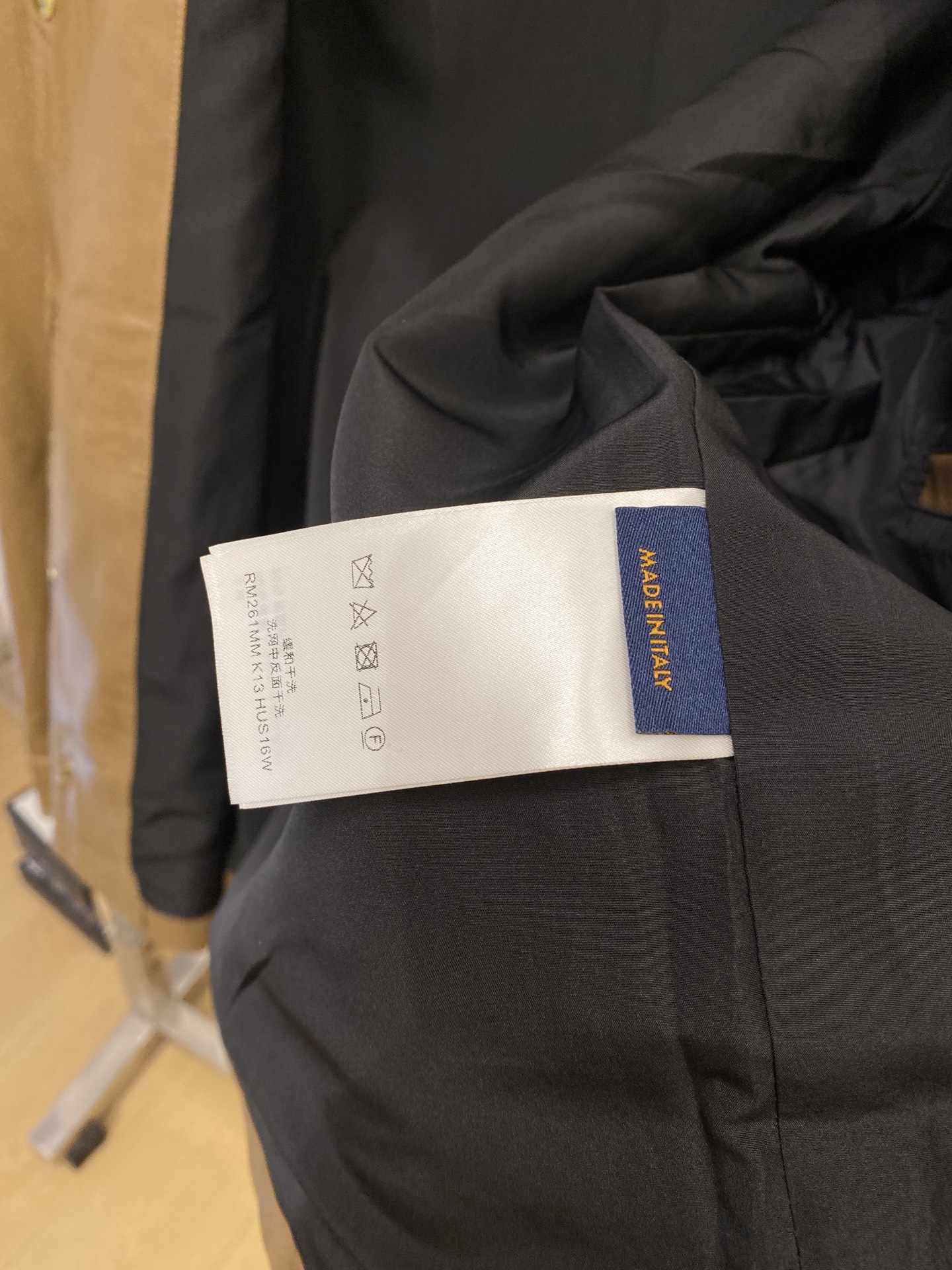 路*、2026新品Pu皮夹克外套，时尚帅气，简约百搭款，两侧设计凹凸字母图案logo，定制原版面料，不仅挺括，保持潮流的