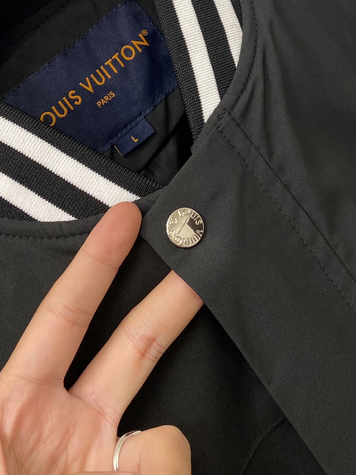 路*、2026新品夹克外套，时尚帅气，简约百搭款，胸前精致刺绣字母logo，定制原版面料，不仅挺括，保持潮流的廓形，又穿