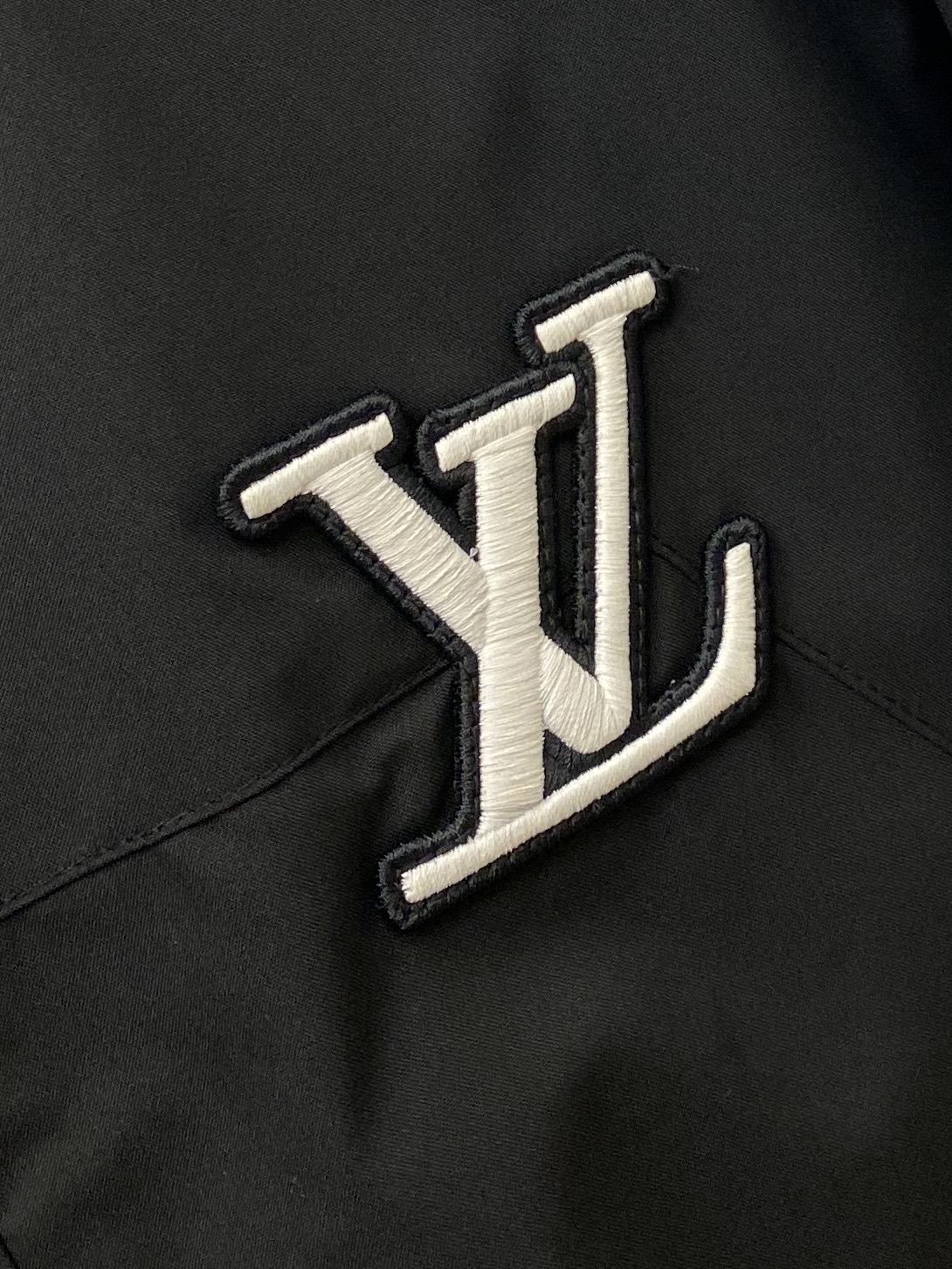 路*、2026新品夹克外套，时尚帅气，简约百搭款，胸前精致刺绣字母logo，定制原版面料，不仅挺括，保持潮流的廓形，又穿