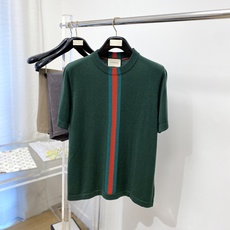 古*、2026新品针织短袖,帅气时尚,前服顶级定织织带logo,简约百搭款。面料针织 不仅挺括,保持潮流的廓形,又穿着舒 古*、2026新品针织短袖,帅气时尚,前服顶级定织织带logo,简约百搭款。面料针织 不仅挺括,保持潮流的廓形,又穿着舒