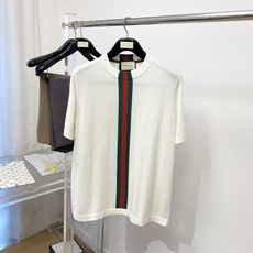 古*、2026新品针织短袖,帅气时尚,前服顶级定织织带logo,简约百搭款。面料针织 不仅挺括,保持潮流的廓形,又穿着舒 古*、2026新品针织短袖,帅气时尚,前服顶级定织织带logo,简约百搭款。面料针织 不仅挺括,保持潮流的廓形,又穿着舒