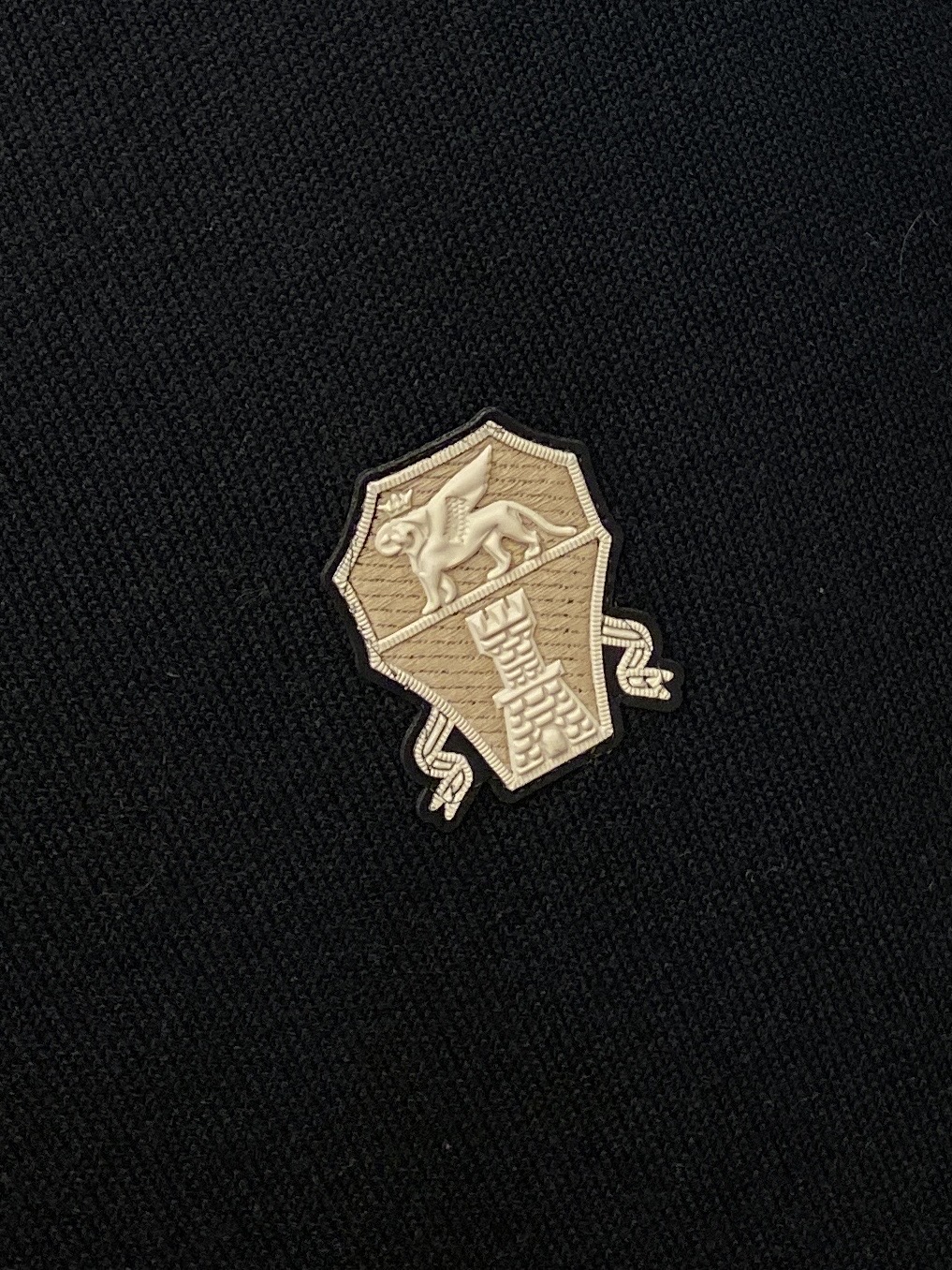 B*、2026新品针织短袖，帅气时尚，胸前精致刺绣装饰图案logo，简约百搭款。面料针织 不仅挺括，保持潮流的廓形，又穿