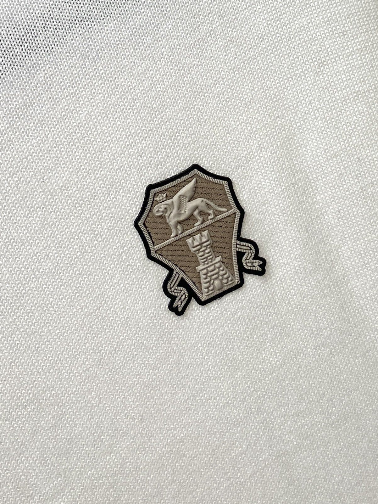 B*、2026新品针织短袖，帅气时尚，胸前精致刺绣装饰图案logo，简约百搭款。面料针织 不仅挺括，保持潮流的廓形，又穿