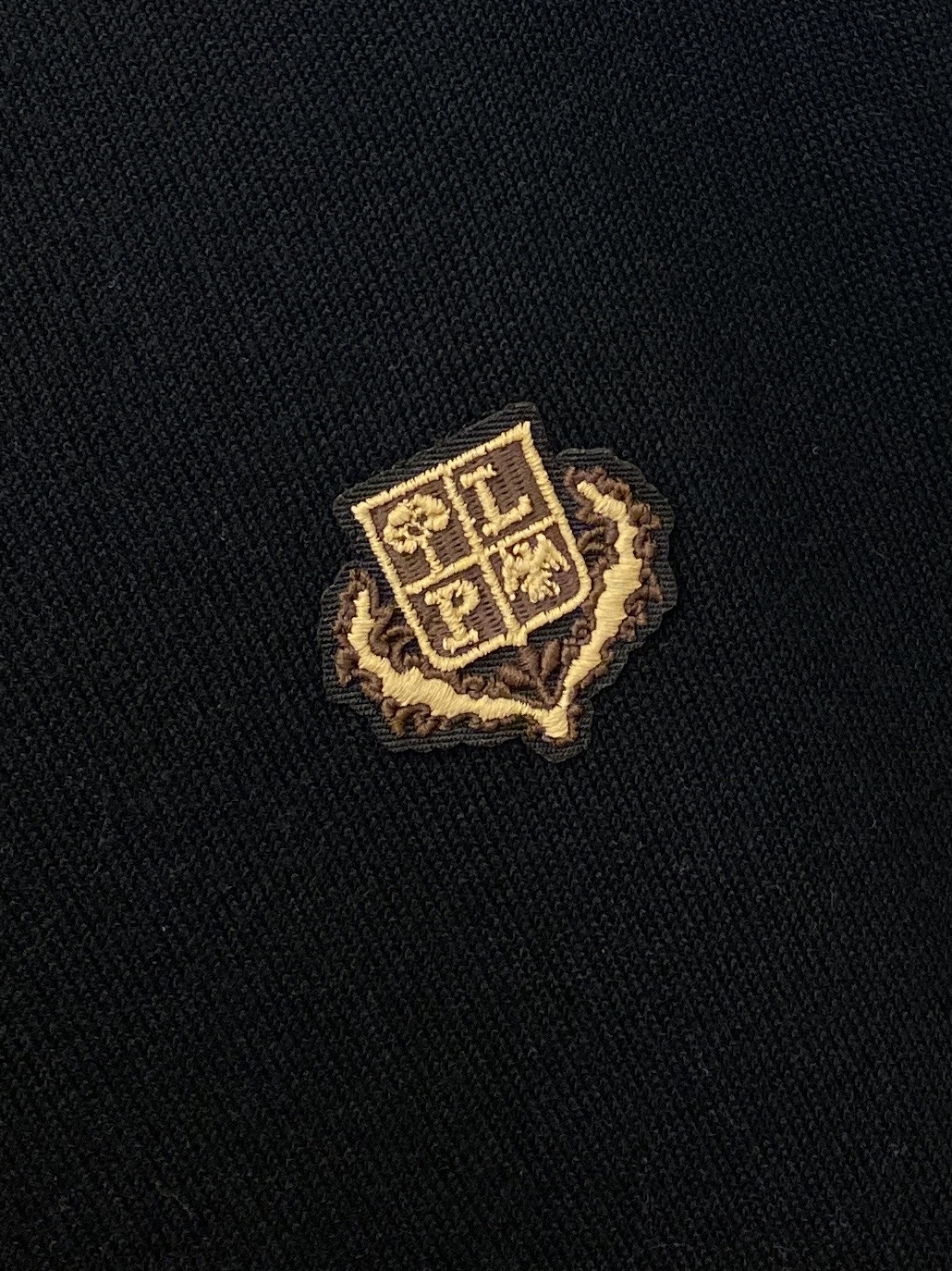 L*、2026新品针织短袖，帅气时尚，胸前精致刺绣字母图案logo，简约百搭款。面料针织 不仅挺括，保持潮流的廓形，又穿