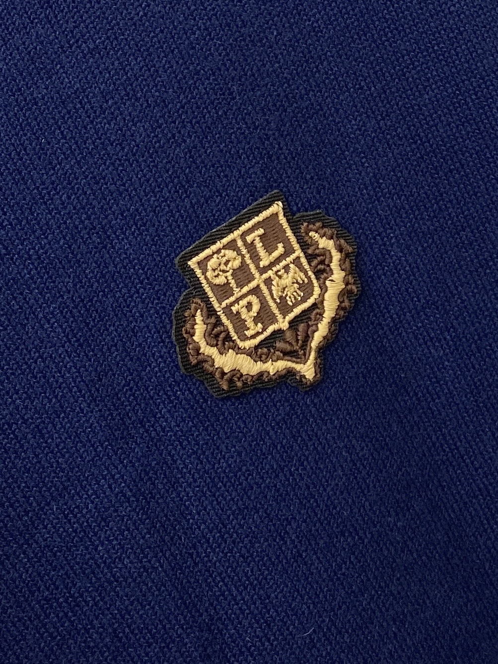 L*、2026新品针织短袖，帅气时尚，胸前精致刺绣字母图案logo，简约百搭款。面料针织 不仅挺括，保持潮流的廓形，又穿