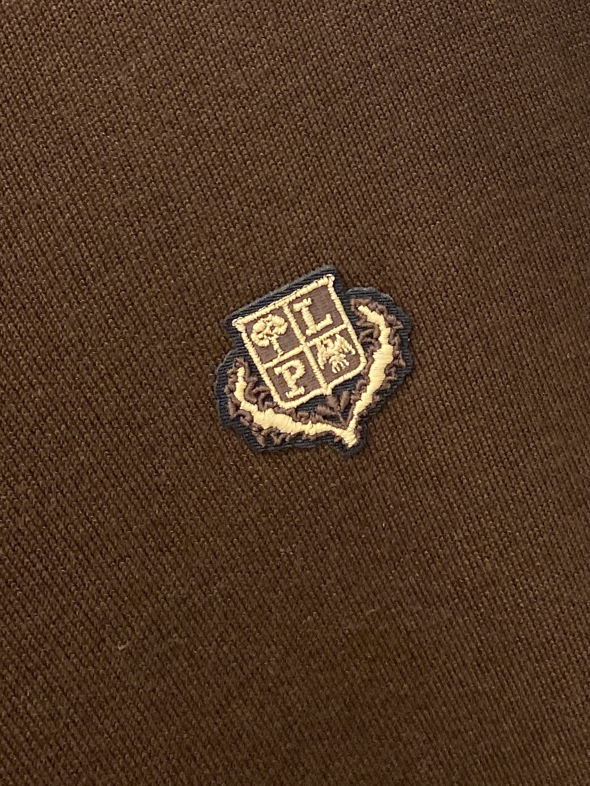 L*、2026新品针织短袖，帅气时尚，胸前精致刺绣字母图案logo，简约百搭款。面料针织 不仅挺括，保持潮流的廓形，又穿