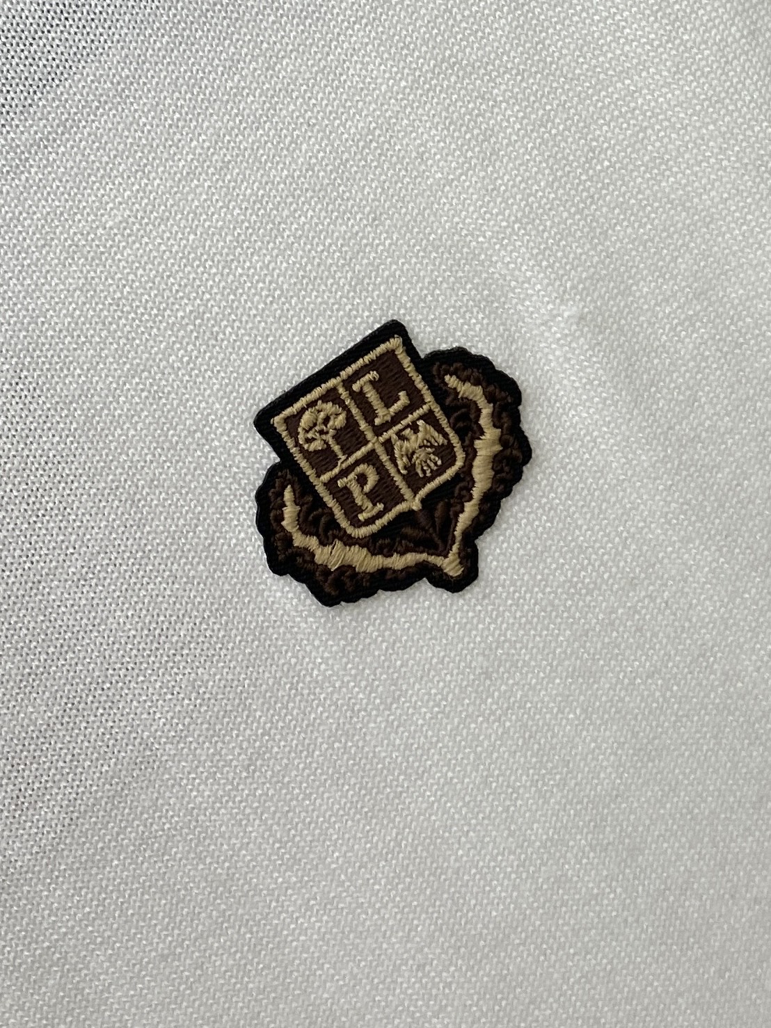 L*、2026新品针织短袖，帅气时尚，胸前精致刺绣字母图案logo，简约百搭款。面料针织 不仅挺括，保持潮流的廓形，又穿