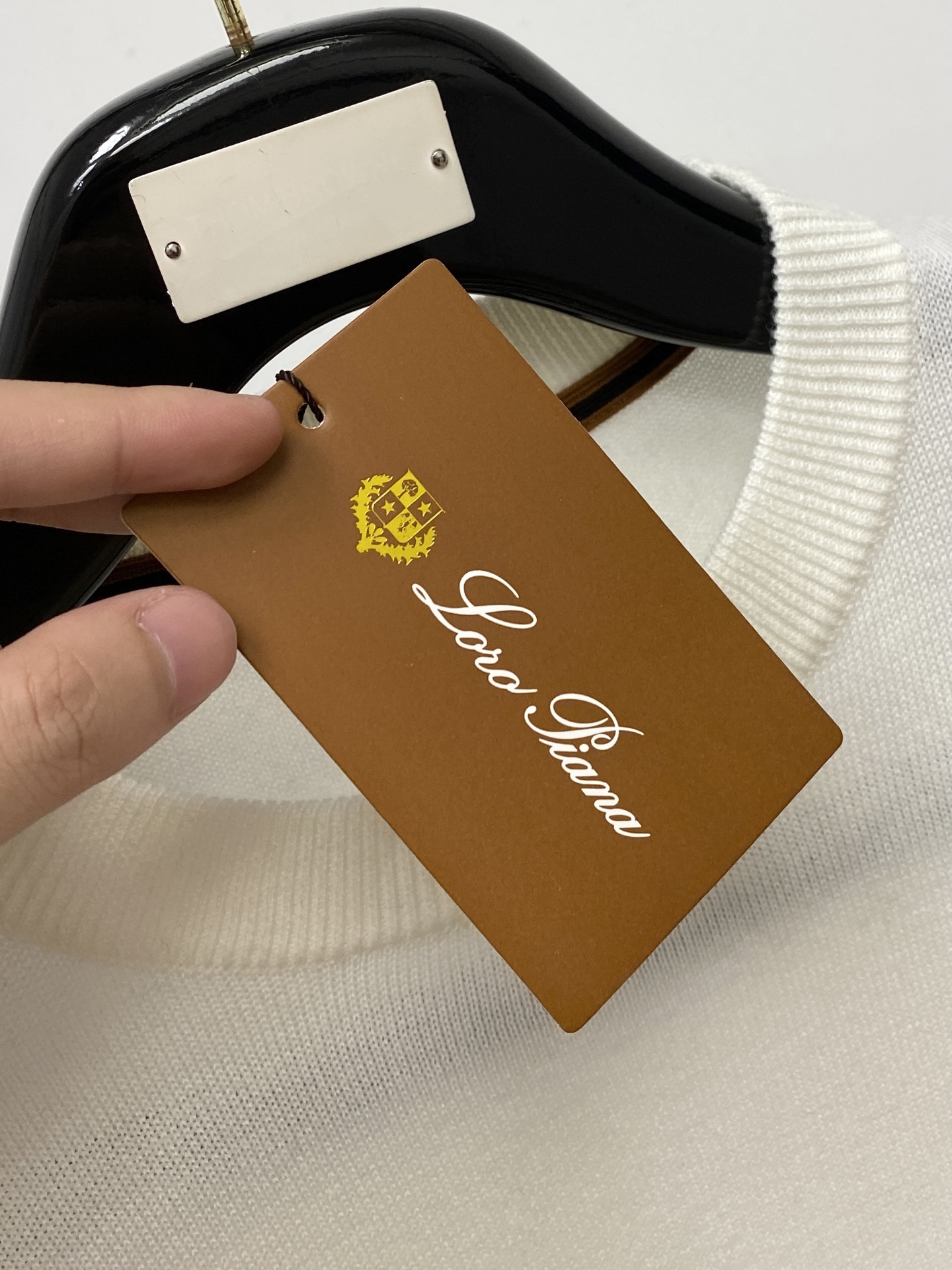 L*、2026新品针织短袖，帅气时尚，胸前精致刺绣字母图案logo，简约百搭款。面料针织 不仅挺括，保持潮流的廓形，又穿