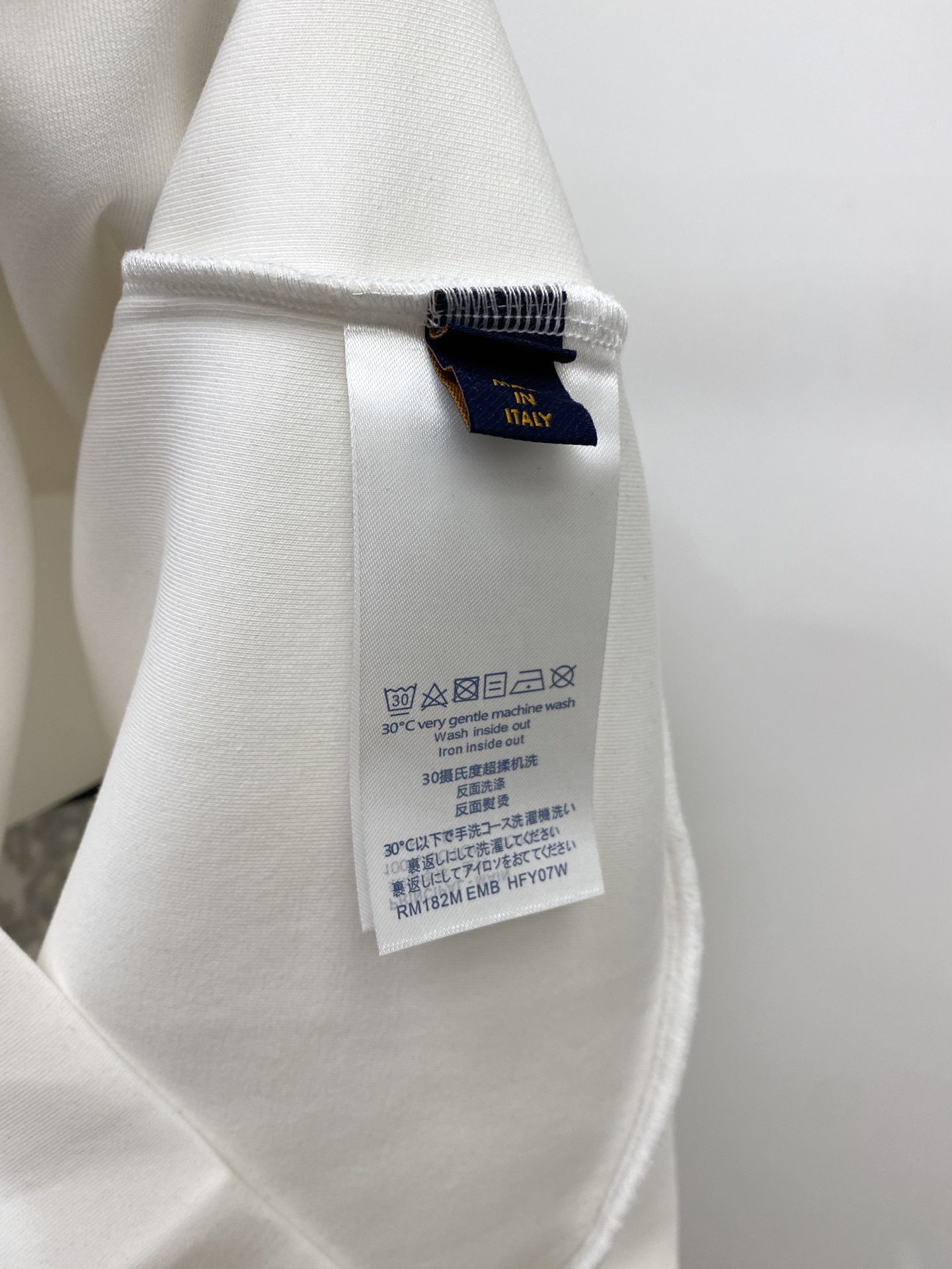 路*、2026新品连帽卫衣，时尚帅气，简约百搭款，胸前精致刺绣图案字母logo，定制原版面料，不仅挺括，保持潮流的廓形，