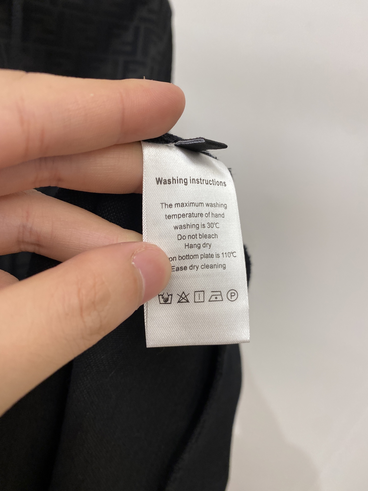 芬*、2026新品连帽卫衣，时尚帅气，简约百搭款，顶级数码定位定织字母logo，定制原版面料，不仅挺括，保持潮流的廓形，