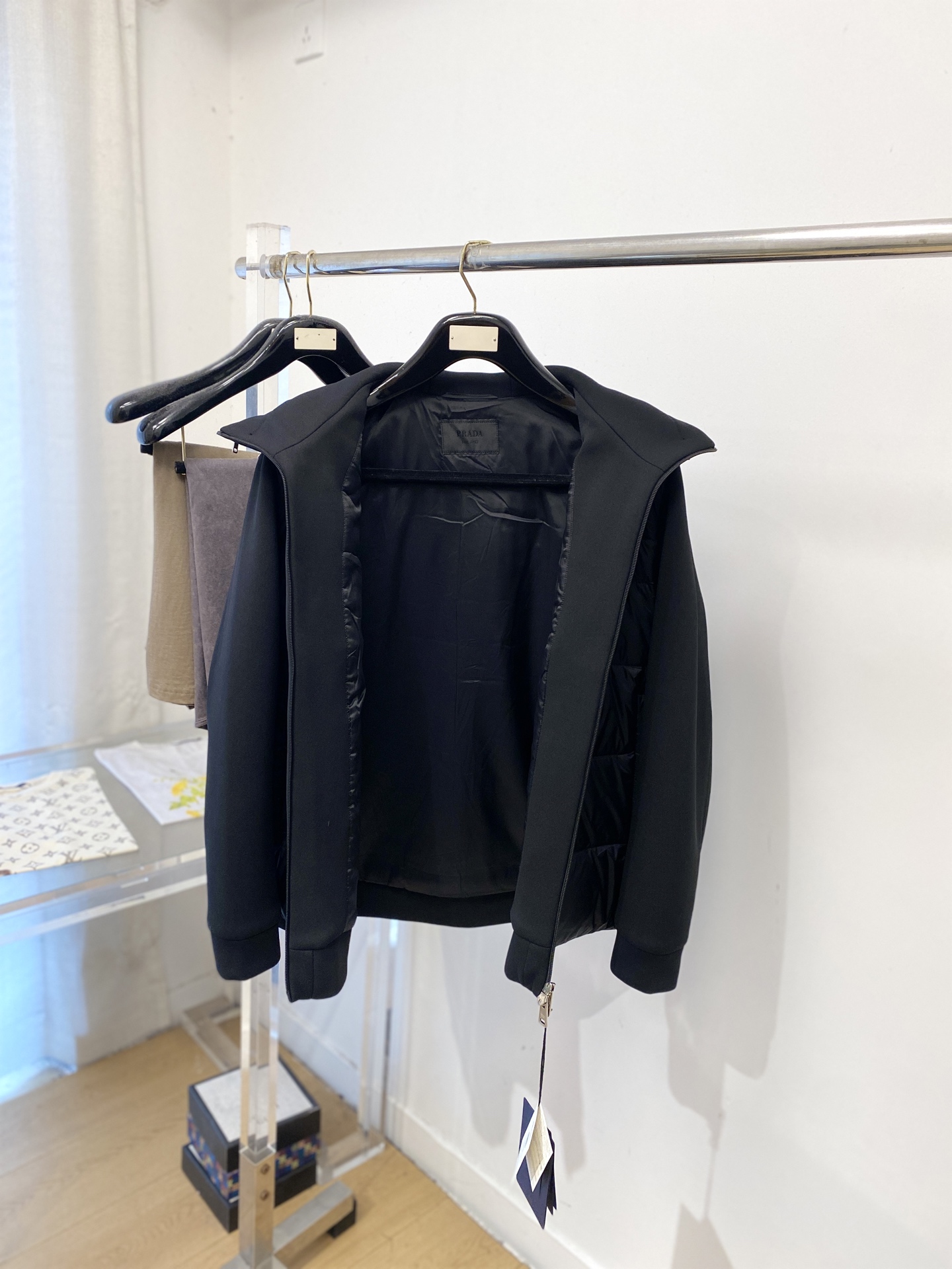 普*、2026最新款男士羽绒服、面料柔软舒适 ．上身版型超赞 ．拉链．辅料都是客供 、进口面料，轻便舒适，保暖有型、简单