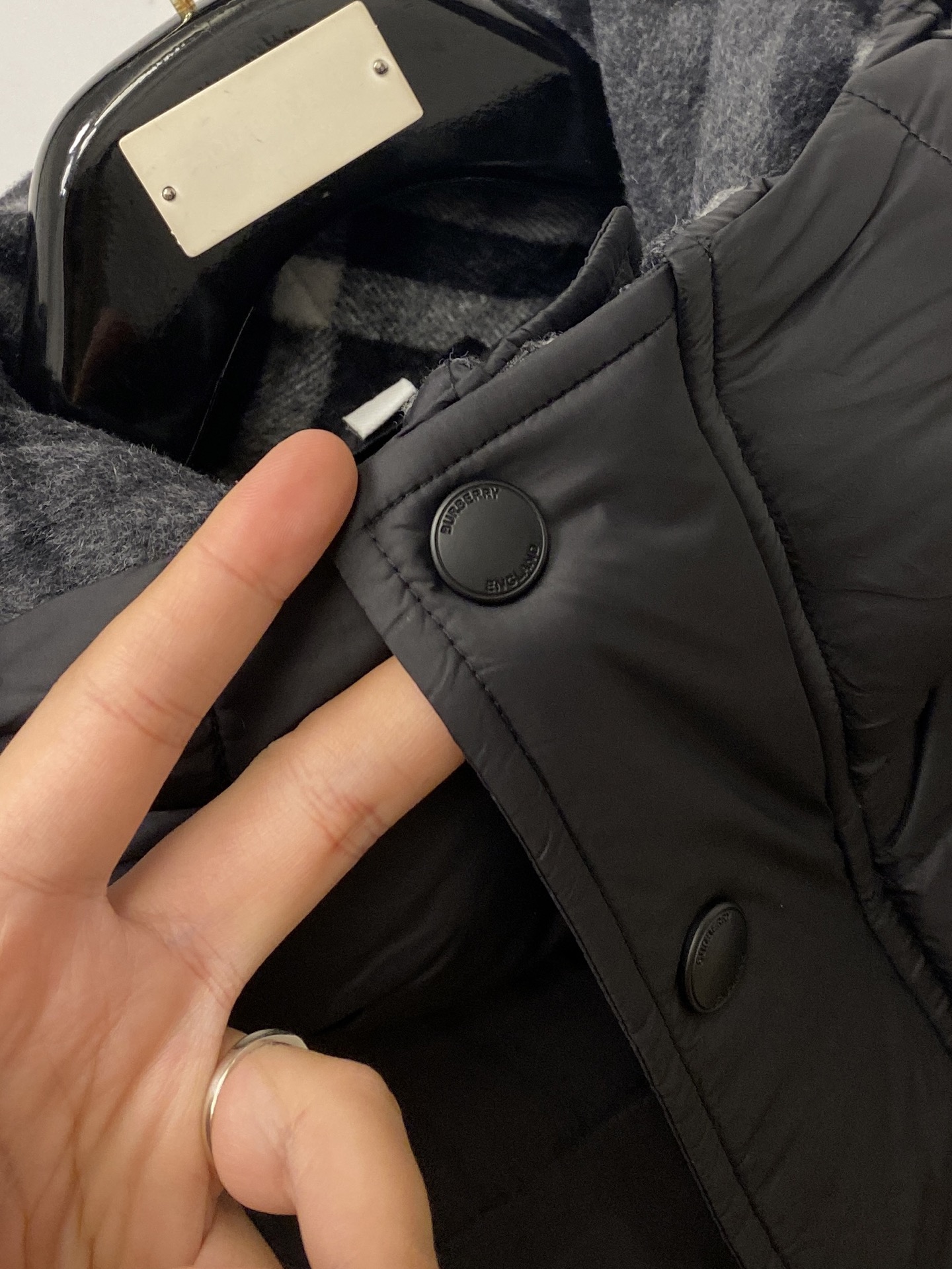 ￼巴*、2026最新款男士羽绒服、面料柔软舒适 ．上身版型超赞 ．拉链．辅料都是客供 、进口面料，轻便舒适，保暖有型、简