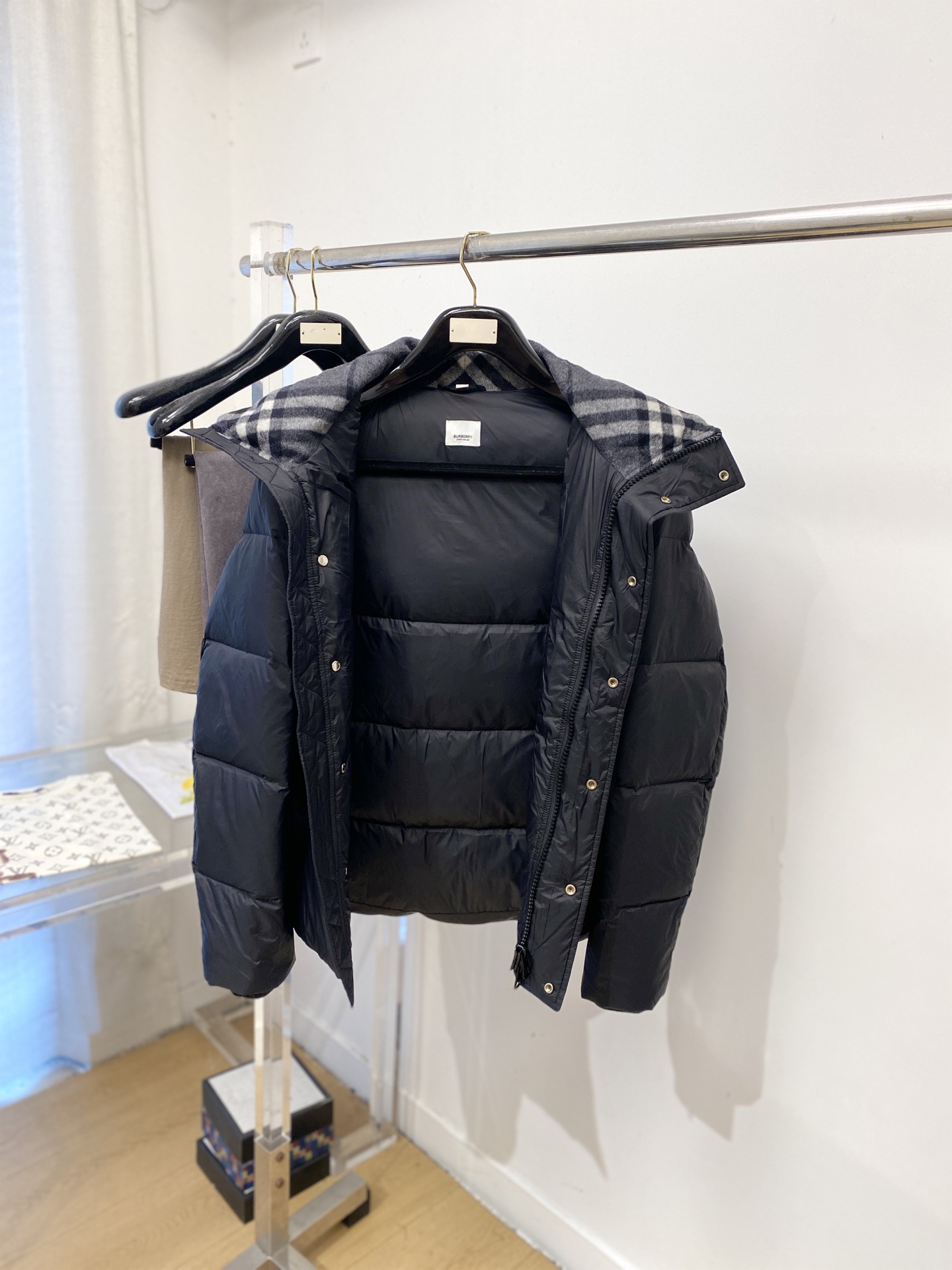 ￼巴*、2026最新款男士羽绒服、面料柔软舒适 ．上身版型超赞 ．拉链．辅料都是客供 、进口面料，轻便舒适，保暖有型、简