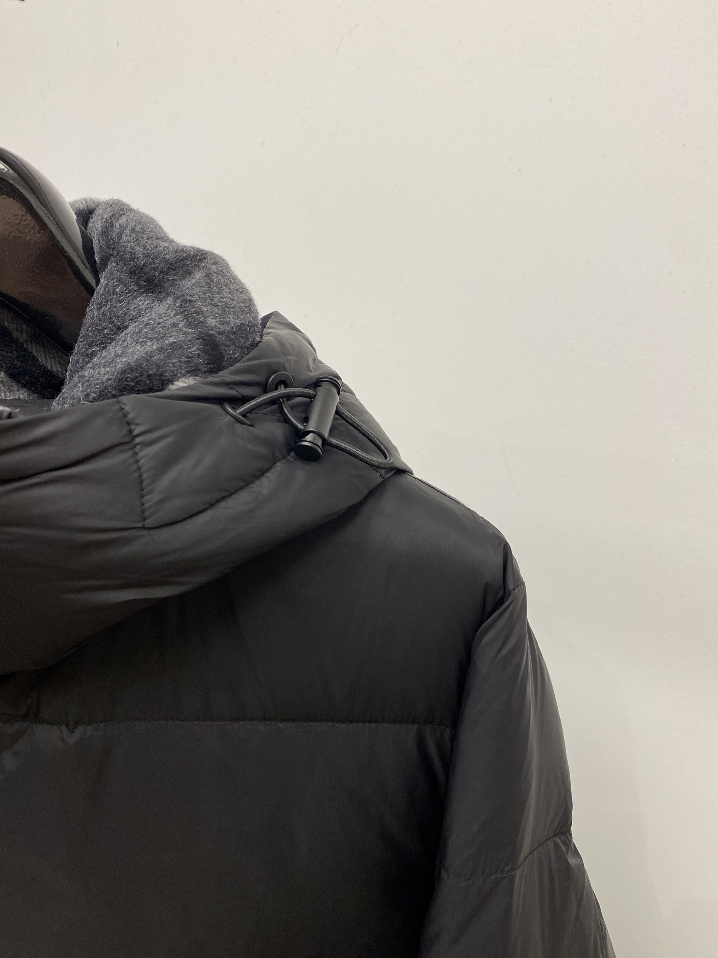 ￼巴*、2026最新款男士羽绒服、面料柔软舒适 ．上身版型超赞 ．拉链．辅料都是客供 、进口面料，轻便舒适，保暖有型、简