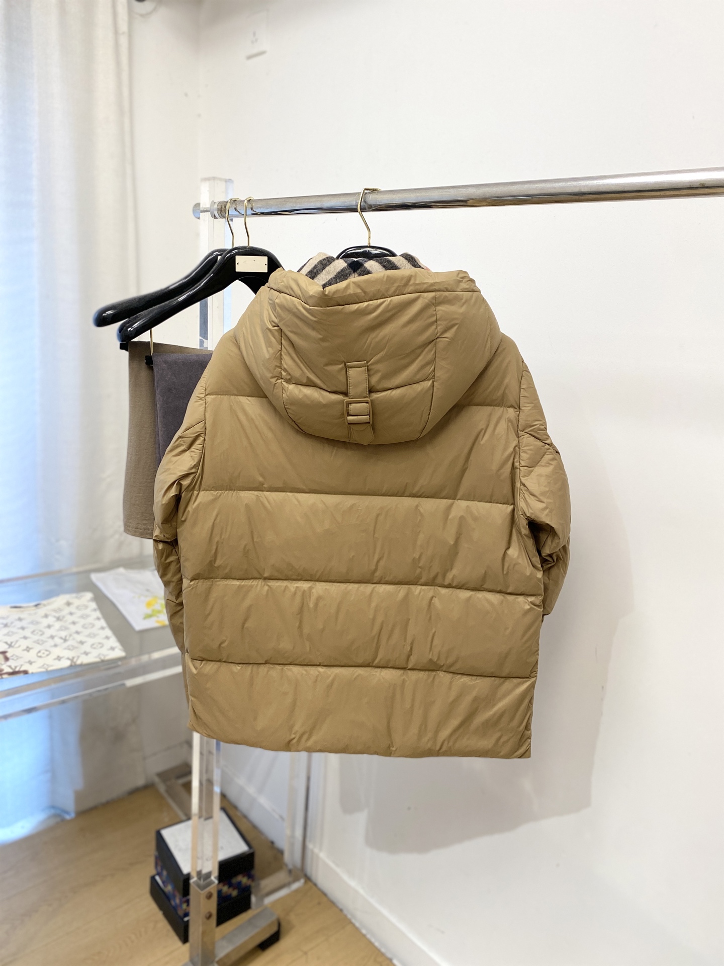 巴*、2026最新款男士羽绒服、面料柔软舒适 ．上身版型超赞 ．拉链．辅料都是客供 、进口面料，轻便舒适，保暖有型、简单