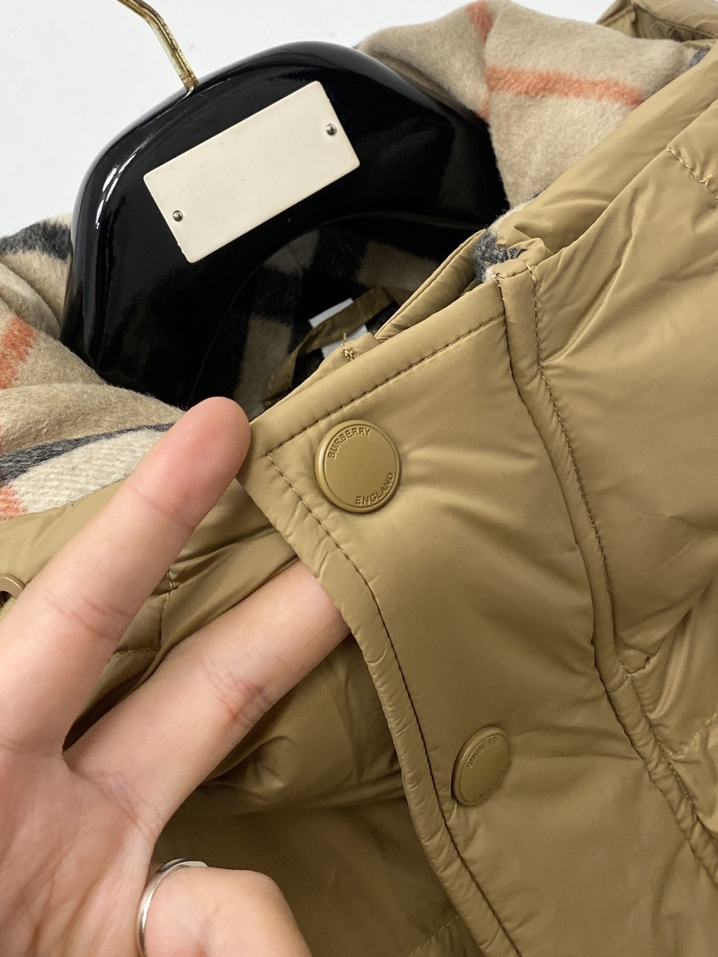 巴*、2026最新款男士羽绒服、面料柔软舒适 ．上身版型超赞 ．拉链．辅料都是客供 、进口面料，轻便舒适，保暖有型、简单