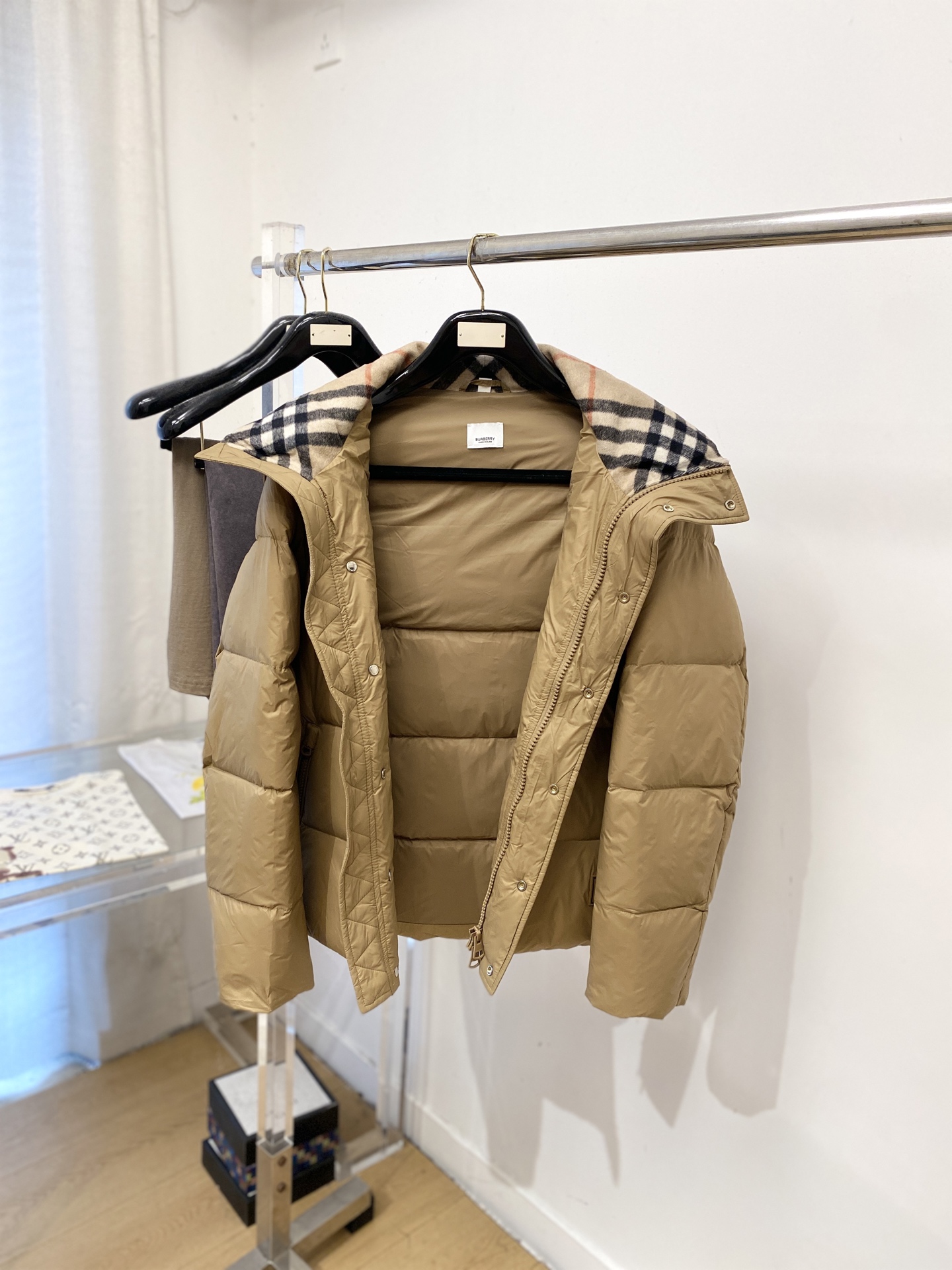 巴*、2026最新款男士羽绒服、面料柔软舒适 ．上身版型超赞 ．拉链．辅料都是客供 、进口面料，轻便舒适，保暖有型、简单