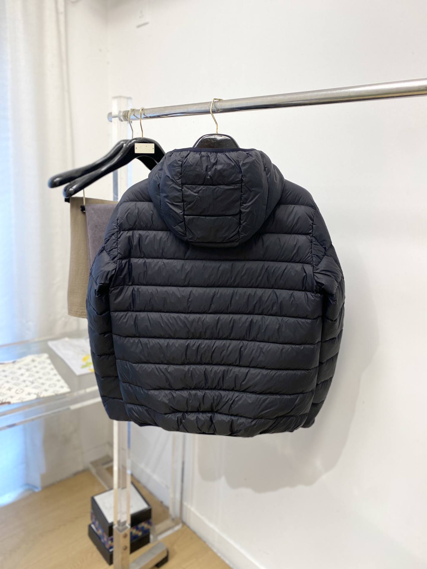 蒙*、2026最新款男士羽绒服、面料柔软舒适 ．上身版型超赞 ．拉链．辅料都是客供 、进口面料，轻便舒适，保暖有型、简单