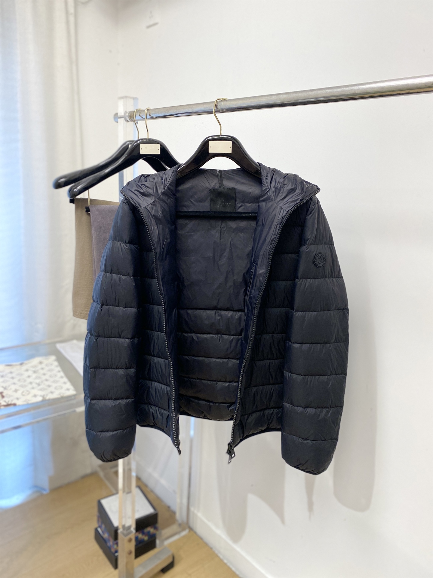 蒙*、2026最新款男士羽绒服、面料柔软舒适 ．上身版型超赞 ．拉链．辅料都是客供 、进口面料，轻便舒适，保暖有型、简单