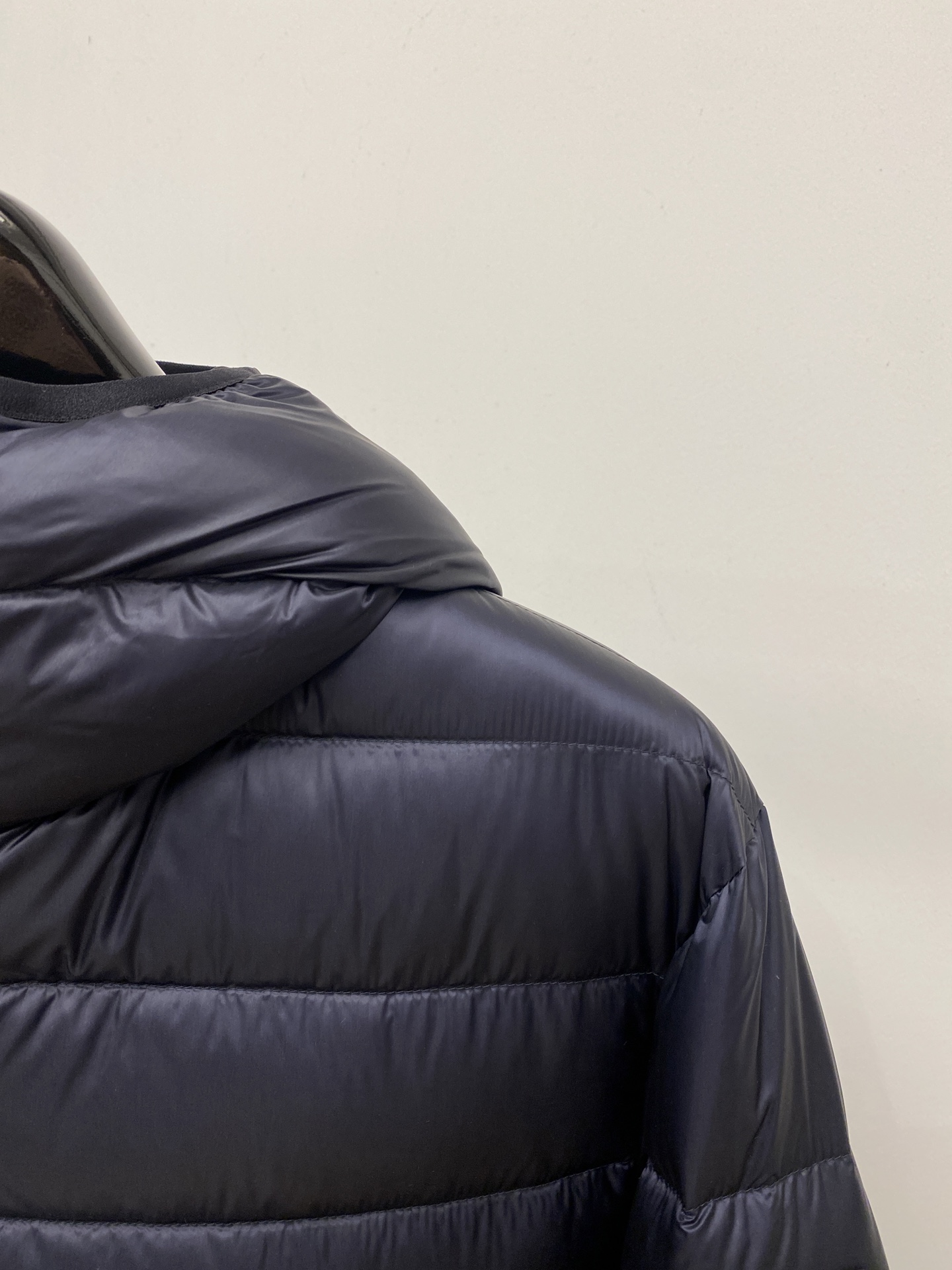 蒙*、2026最新款男士羽绒服、面料柔软舒适 ．上身版型超赞 ．拉链．辅料都是客供 、进口面料，轻便舒适，保暖有型、简单