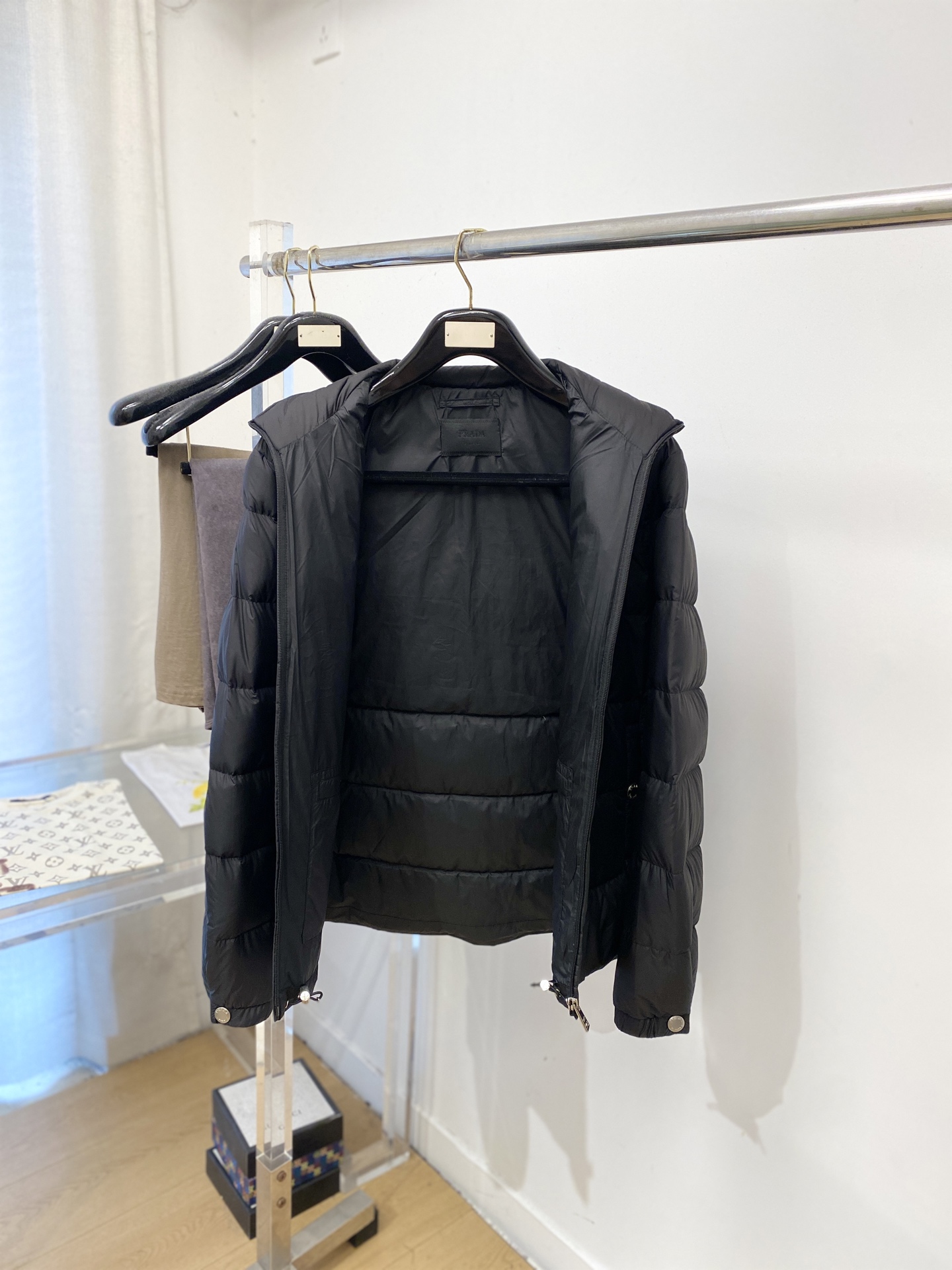 普*、2026最新款男士羽绒服、面料柔软舒适 ．上身版型超赞 ．拉链．辅料都是客供 、进口面料，轻便舒适，保暖有型、简单