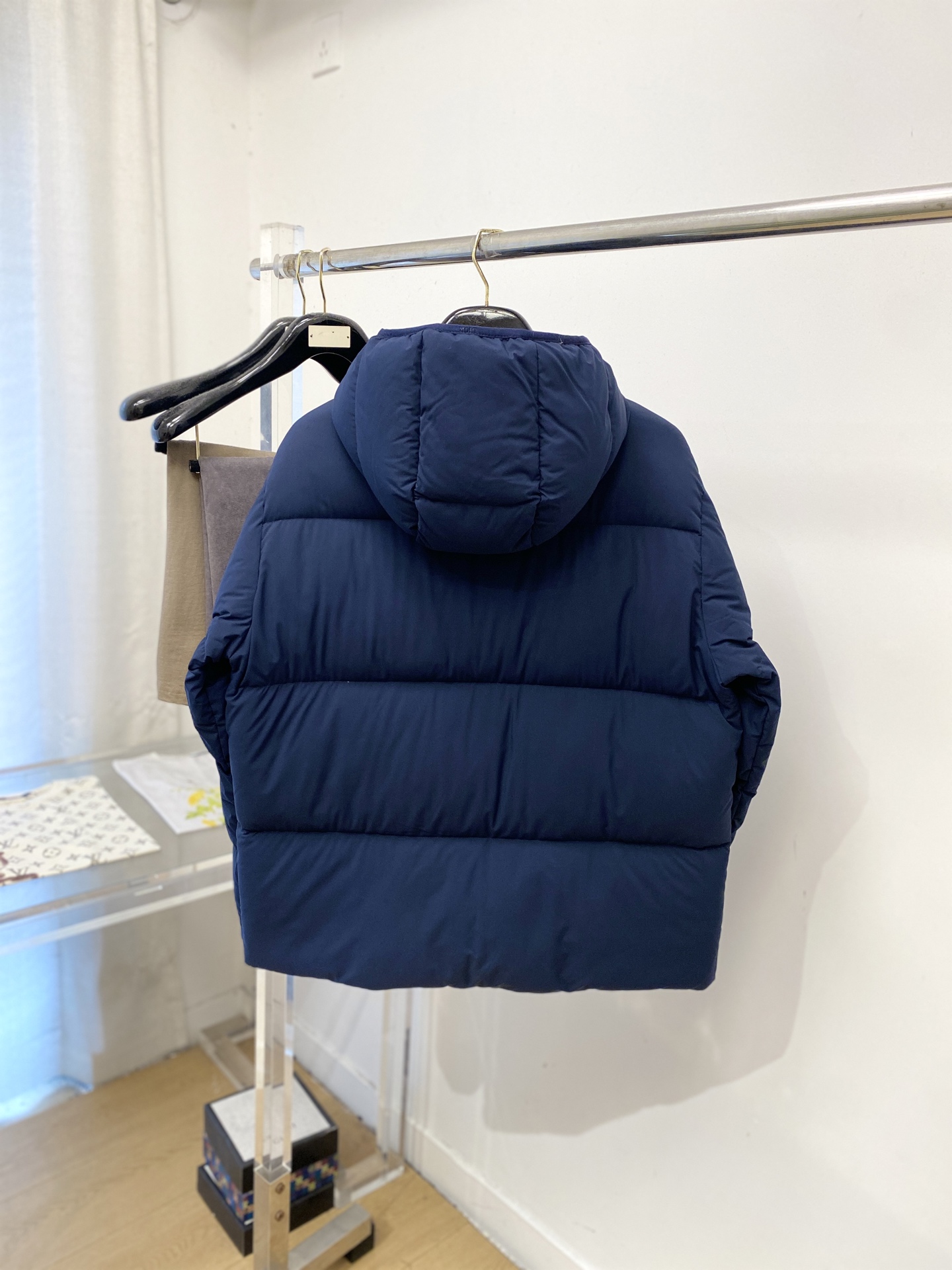 迪*、2026最新款男士羽绒服、面料柔软舒适 ．上身版型超赞 ．拉链．辅料都是客供 、进口面料，轻便舒适，保暖有型、简单